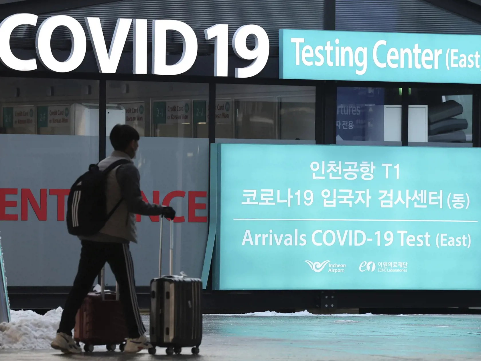 Cestujúci kráča okolo nápisu pre testovacie stredisko na ochorenie COVID-19 na medzinárodnom letisku v juhokórejskom meste Inčchon. Južná Kórea v piatok oznámila, že bude od 5. januára 2023 vyžadovať od cestujúcich z Číny 48-hodinový negatívny PCR test alebo 24-hodinový negatívny antigénový test.  Čínske štátne médiá v piatok označili nariadenie niektorých štátov povinne testovať ľudí prichádzajúcich z Číny na koronavírus za diskriminačné.