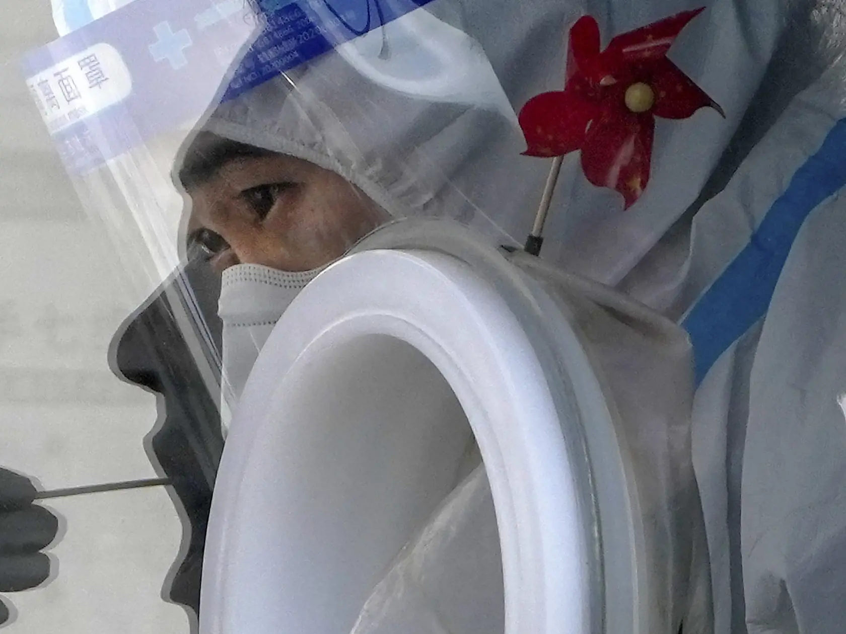 Zdravotník testuje miestneho obyvatelia na ochorenie COVID-19 v Pekingu v utorok 29. novembra 2022. Čínske úrady chcú urýchlene zaočkovať ľudí nad 60 rokov očkovacou látkou proti ochoreniu COVID-19. V utorok to uviedol čínsky Národný zdravotný výbor (NHC) ako reakciu na  rekordné prírastky ochorenia v krajine.