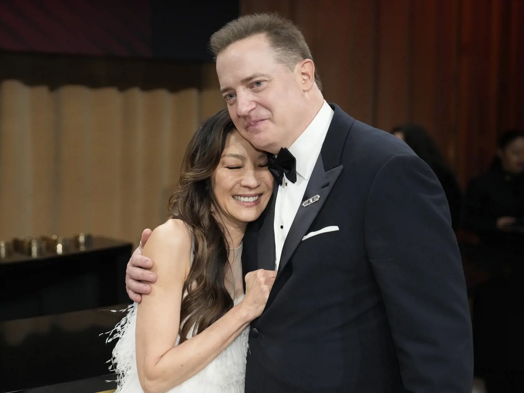 Na snímke majiteľia Oscarov za herecký výkon v hlavných úlohách, vľavo malajzijská herečka Michelle Yeohová (film Všetko, všade, naraz) a herec Brendan Fraser (film Veľryba) na Governors Ball po udeľovaní cien Americkej akadémie filmových umení a vied (AMPAS) v kalifornskom Beverly Hills v noci na 13. marca 2023.