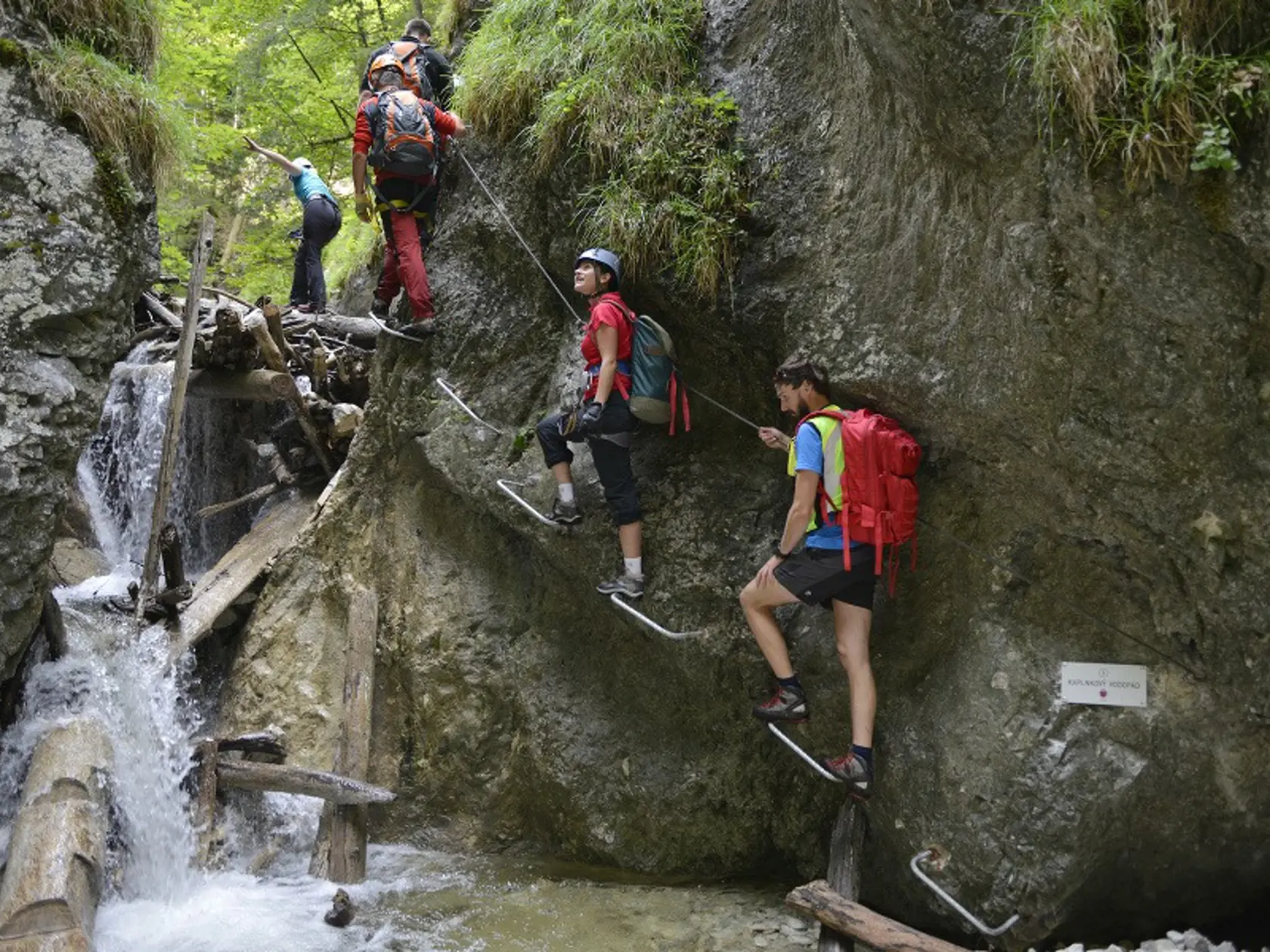 Ferrata v doline Kyseľ je určená iba pre zdatných turistov. Je jednosmerná, vedie výhradne v smere zdola nahor. Ferratový set je podmienkou na jej prechod. Ten je možné si požičať na viacerých miestach v Slovenskom raji.  K ústiu rokliny sa dostanete po modrej značke od Čingova a potom od ústia Bieleho potoka po zelenej značke. Vstupné: Jednodňové je 5 €. Spolu so vstupenkou každý návštevník dostane podrobnú skladačku o ferrate, ktorá opisuje jej miesta a zaujímavostí o Kyseli. Novinkou tejto sezóny je regionálna zľava pre držiteľov turistickej karty Slovenský raj & Spiš a obyvateľov regiónu s trvalým pobytom vo vybraných mestách a obciach. Vstupné po jej uplatnení je  2,50 €.