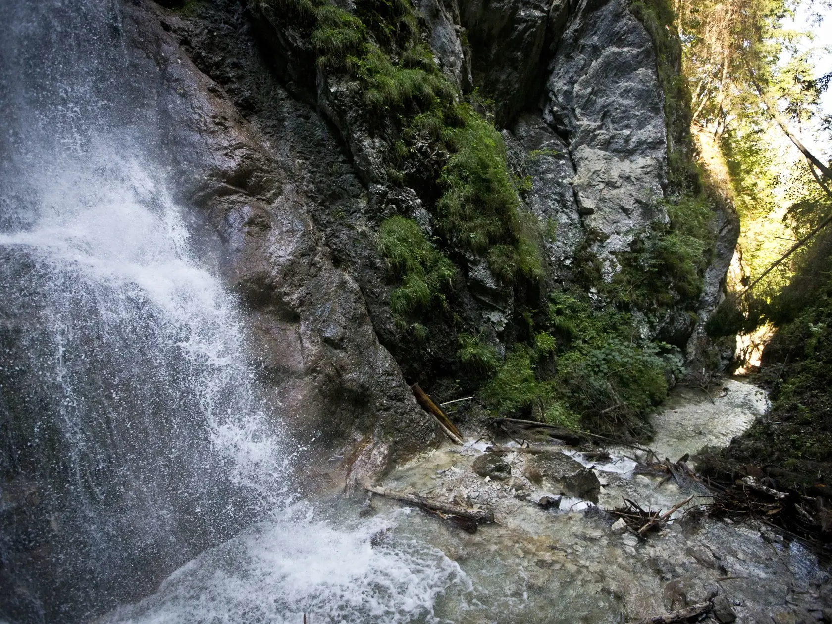 Slovensky raj - Ferrata Kysel. Otvorenie novej zaistenej turistickej cesty v Slovenskom raji v casti rokliny Kysel, ktora bola pre verejnost uzavreta od roku 1976 z dovodu rozsiahleho poziaru. V rokline za poslednych 40 rokov nebol ziadny zasah cloveka.