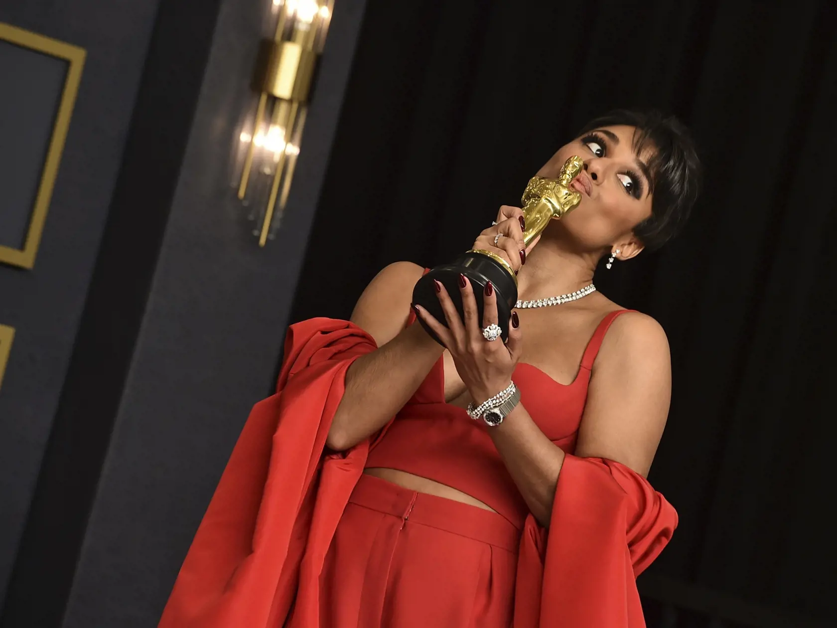 KK11 Los Angeles -  Ariana DeBoseová pózuje so soškou Oscara v kategórii najlepšia herečka vo vedľajšej úlohe v snímke West Side Story na 94. ročníku udeľovania filmových cien Oscar 27. marca 2022 v Los Angeles. FOTO TASR/AP
Ariana DeBose, winner of the award for best performance by an actress in a supporting role for "West Side Story," poses in the press room at the Oscars on Sunday, March 27, 2022, at the Dolby Theatre in Los Angeles. (Photo by Jordan Strauss/Invision/AP)
