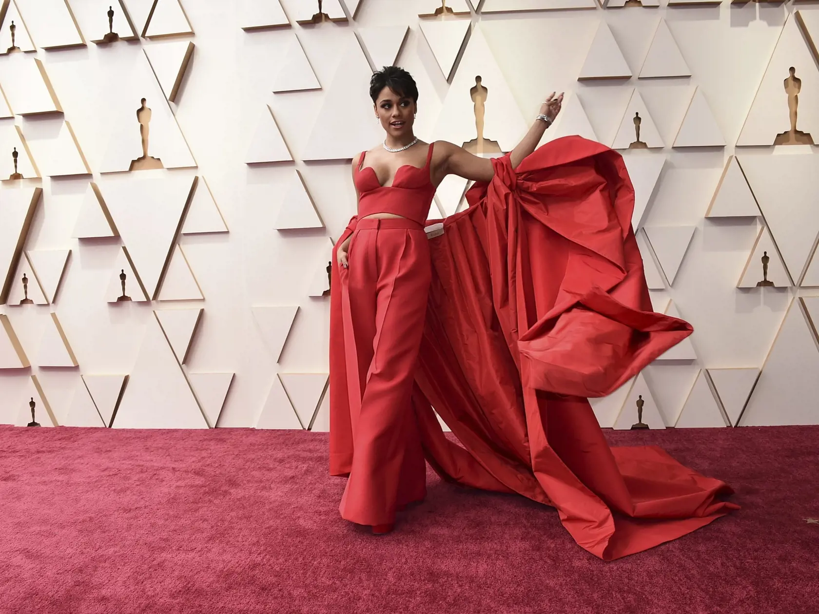 KK44 Los Angeles - Ariana DeBoseová pózuje počas príchodu na 94. ročník udeľovania filmových cien Oscar 27. marca 2022 v Los Angeles. FOTO TASR/AP
Ariana DeBose arrives at the Oscars on Sunday, March 27, 2022, at the Dolby Theatre in Los Angeles. (Photo by Jordan Strauss/Invision/AP)