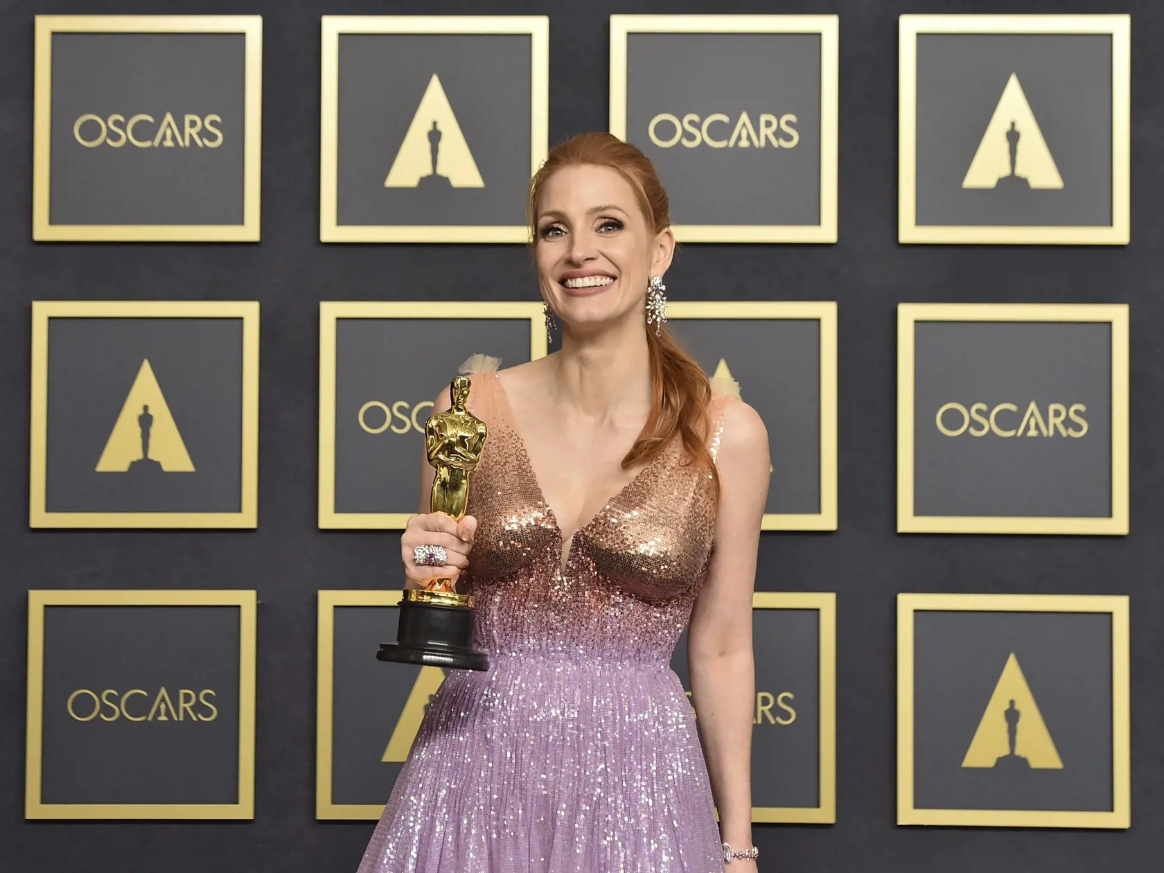 KK7 Los Angeles - Jessica Chastainová pózuje so sočkou Oscara v kategórii najlepšia herečka v hlavnej úlohe za snímku The Eyes of Tammy Faye na 94. ročníku udeľovania filmových cien Oscar 27. marca 2022 v Los Angeles. FOTO TASR/AP
Jessica Chastain, winner of the award for best performance by an actress in a leading role for "The Eyes of Tammy Faye", poses in the press room at the Oscars on Sunday, March 27, 2022, at the Dolby Theatre in Los Angeles. (Photo by Jordan Strauss/Invision/AP)
