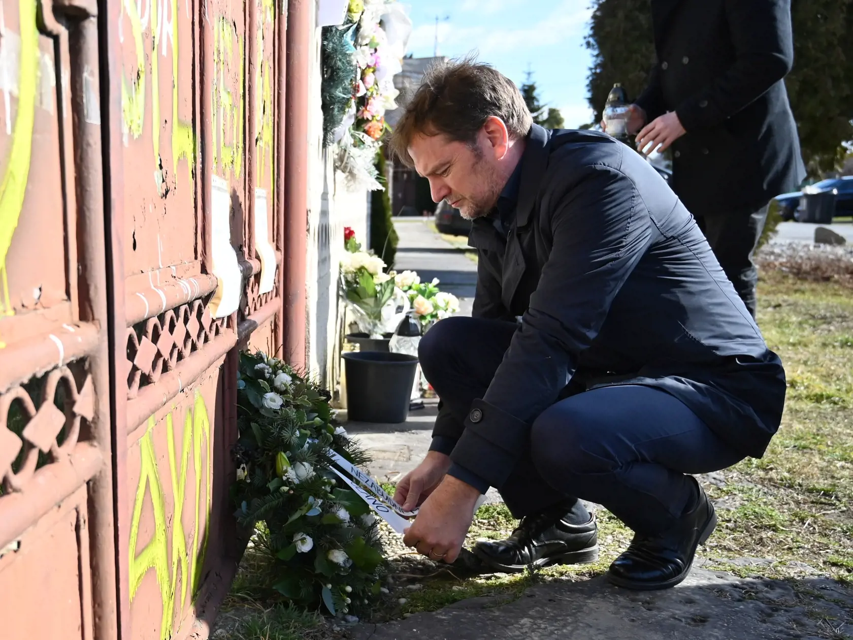 Na snímke predseda hnutia OĽANO Igor Matovič počas pietnej spomienky pri príležitosti 5. výročia  vraždy novinára Jána Kuciaka a jeho snúbenice Martiny Kušnírovej pred ich domom v obci Veľká Mača, okres Galanta v utorok 21. februára 2023. FOTO TASR - Lukáš Grinaj