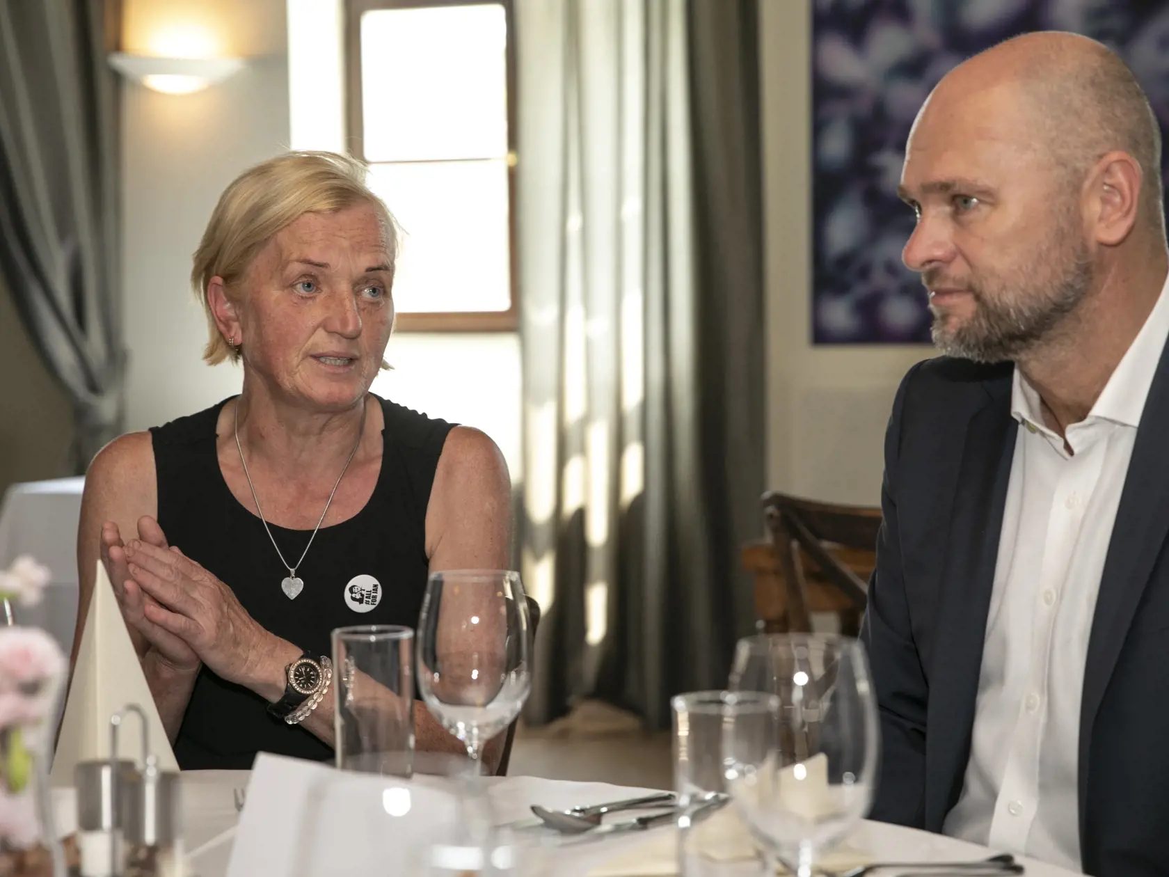  Na fotke sú Igor Matovič, József Menyhárt, Richard Sulík, Zlatica Kušnírová, Juraj Šeliga ktorí sa stretli na brífingu demokratických opozičnýchstrán.
