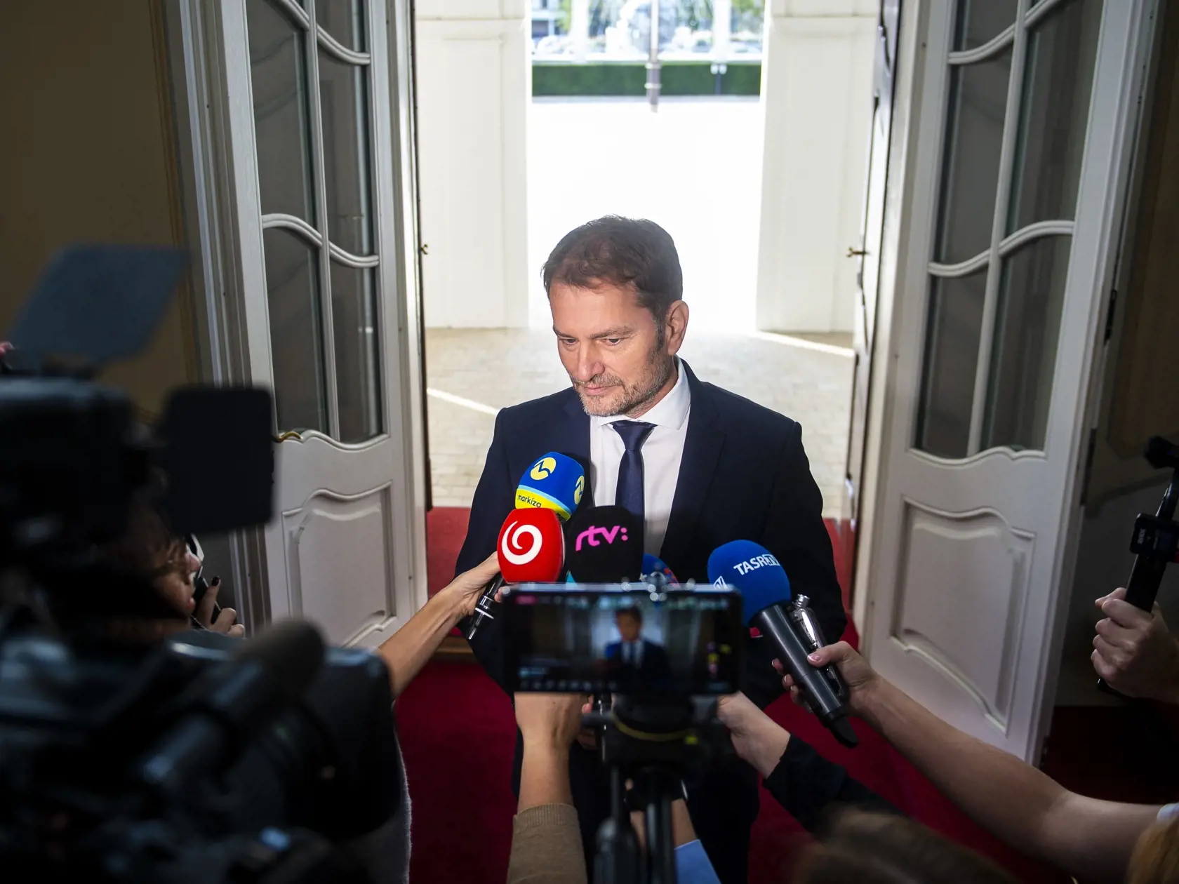Na snímke predseda hnutia OĽANO Igor Matovič počas brífingu po stretnutí s prezidentkou SR Zuzanou Čaputovou v Prezidentskom paláci 5. októbra 2023 v Bratislave v rámci povolebného rokovania s lídrami politických strán. FOTO TASR - Jakub Kotian