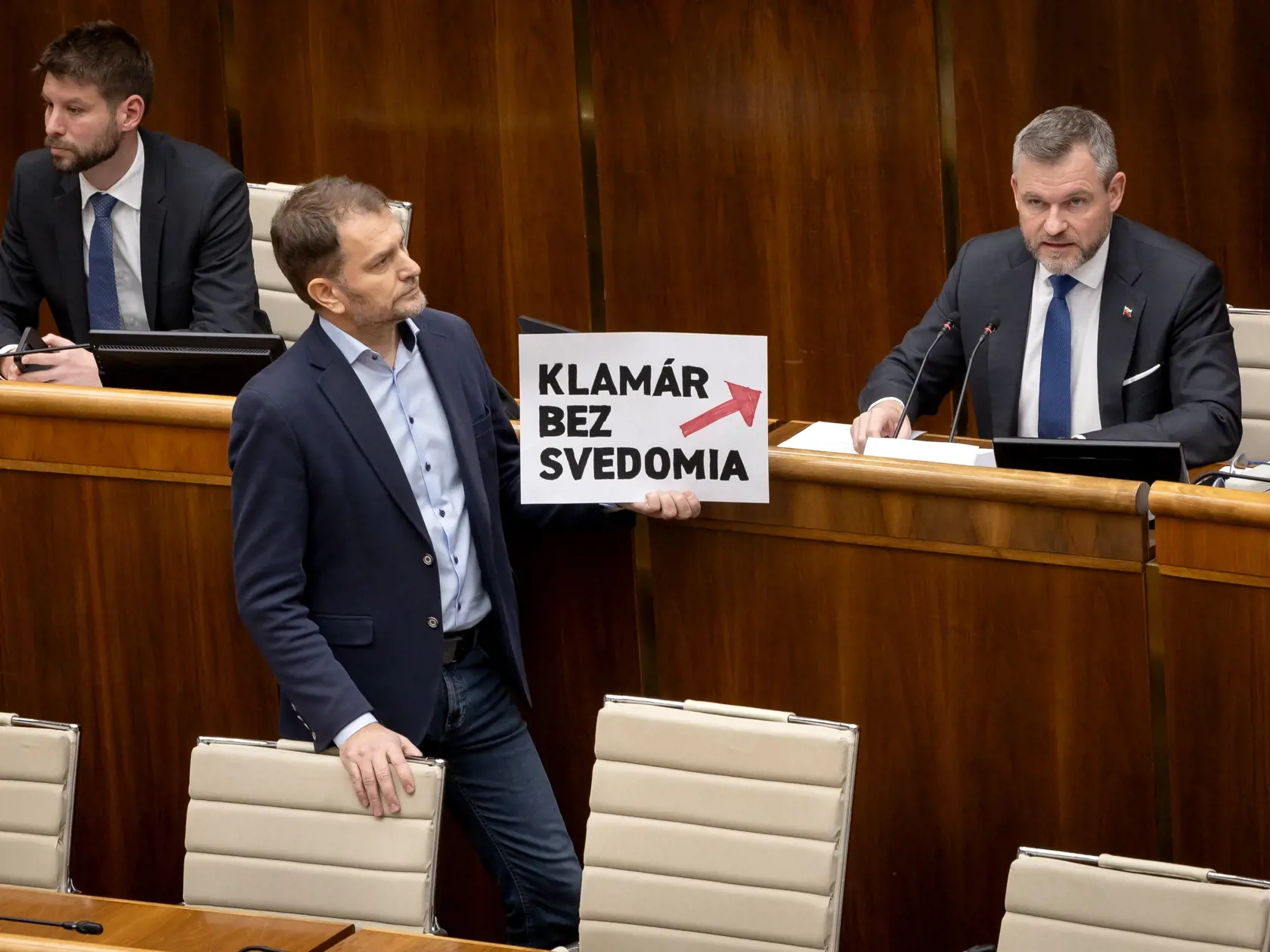Poslanci Národnej rady Slovenskej republiky hlasovali o skrátenom legislatívnom konaní v prípade zmien Trestného zákona. Na snímke zľava je Michal Šimečka, Igor Matovič a Peter Pellegrini.