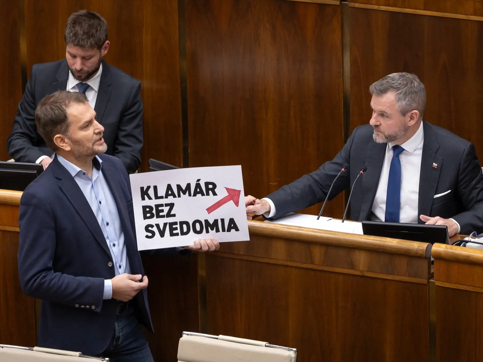 Poslanci Národnej rady Slovenskej republiky hlasovali o skrátenom legislatívnom konaní v prípade zmien Trestného zákona. Na snímke zľava je Michal Šimečka, Igor Matovič a Peter Pellegrini.