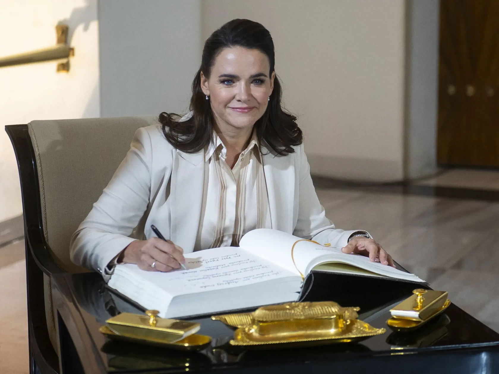 Na snímke maďarská prezidentka Katalin Nováková sa podpisuje do knihy návštev Pražského hradu počas priíchodu na summit krajín V4 na Pražskom hrade 22. novembra 2023 v Prahe. FOTO TASR - Jakub Kotian