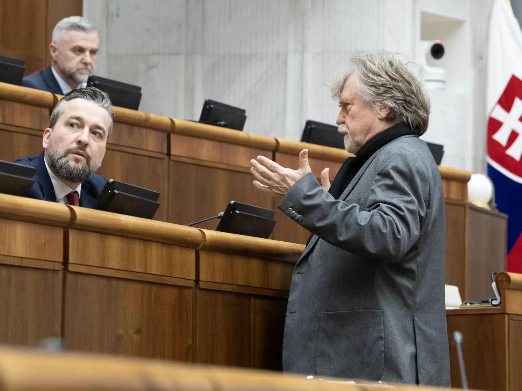 Na snímke sprava poslanec Národnej rady (NR) SR Dušan Jarjabek, podpredseda parlamentu Ľuboš Blaha a predseda Výboru NR SR pre obranu a bezpečnosť Tibor Gašpar (všetci SMER-SD) pred hlasovaním o návrhu na skrátené konanie o novele Trestného zákona v Bratislave vo štvrtok 25. januára 2024. Poslanci parlamentu budú o novele Trestného zákona rokovať v skrátenom legislatívnom konaní. Rozhodli o tom vo štvrtkovom hlasovaní. O návrhu na skrátené konanie diskutovali od 8. januára. Novela predpokladá zr