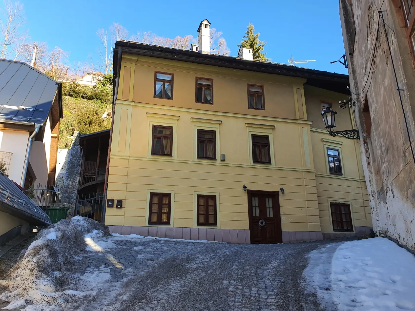 Nehnuteľnosti stoja v centre Banskej Štiavnice.