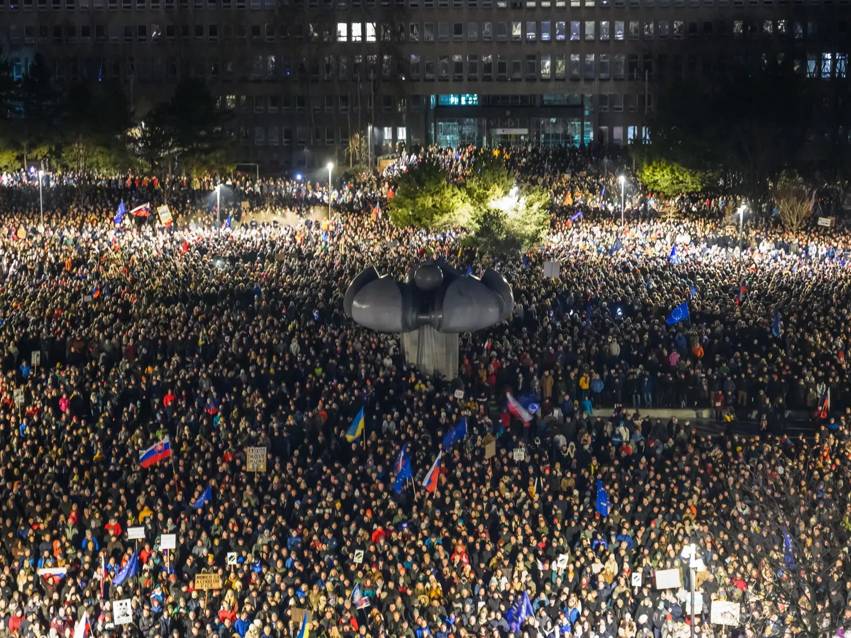Protivládne zhromaždenie Slovensko je Európa na Námestí Slobody v Bratislave.