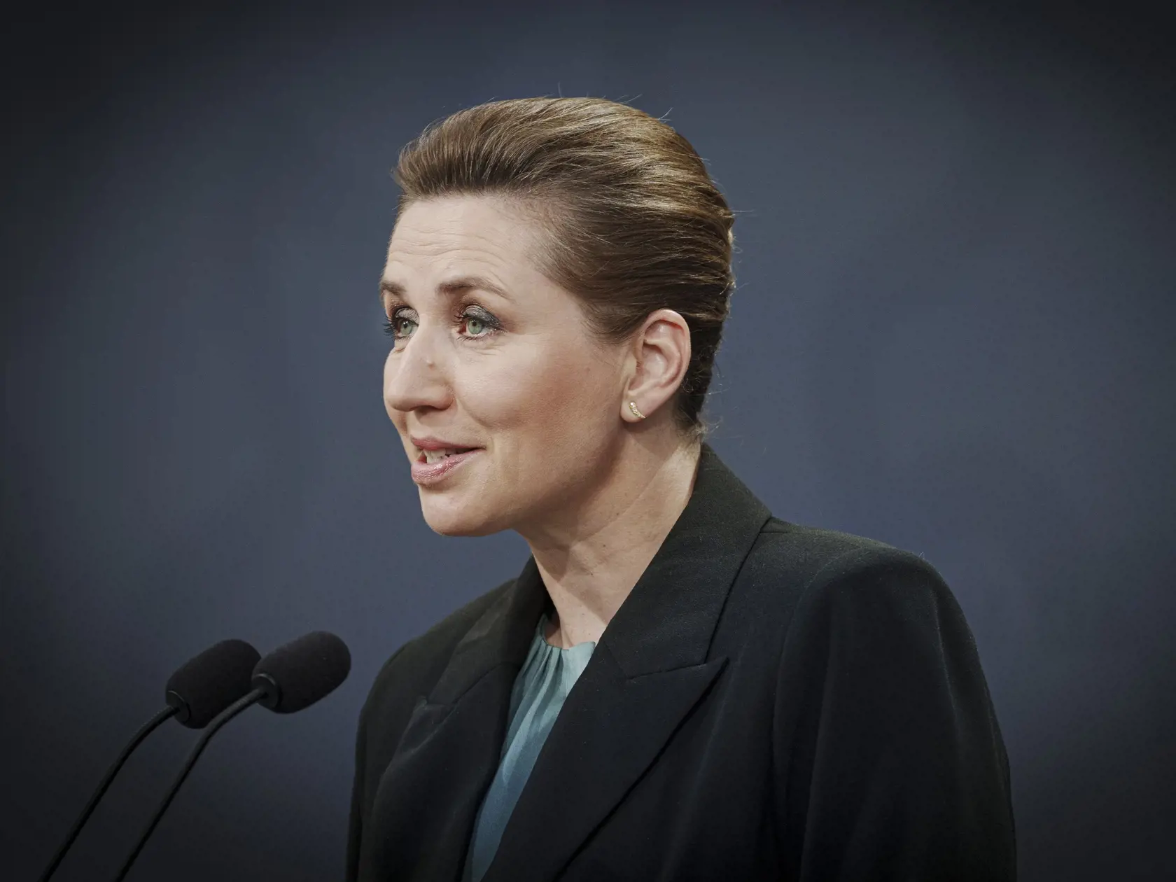 Dánska premiérka Mette Frederiksenová hovorí počas tlačovej konferencie v Kodani v utorok 13. marca 2024.