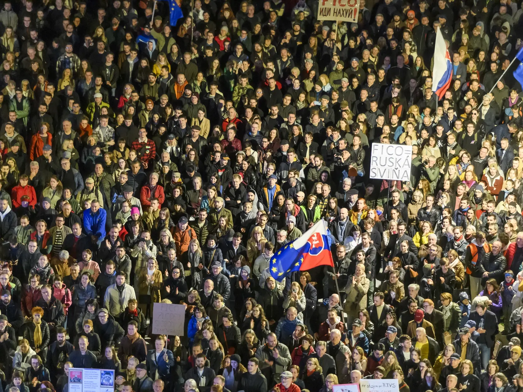 Na snímke protestujúci počas protivládneho protestu organizovaného opozičným hnutím Progresívne Slovensko (PS) a stranou Sloboda a Solidarita (SaS) na Námestí slobody v Bratislave 15. marca 2024. FOTO TASR - Jaroslav Novák