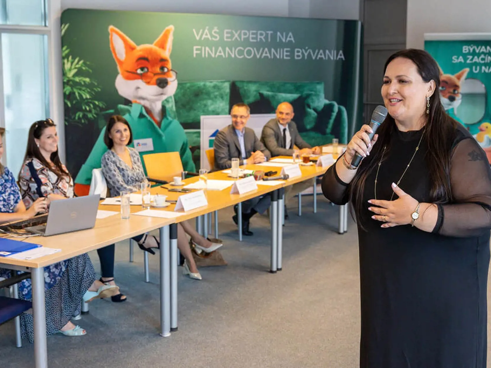 O víťazoch projektu Predveď svoj talent rozhoduje porota na čele s Renátou Názlerovou. Tá je s mladými v kontakte aj po ukončení projektu.