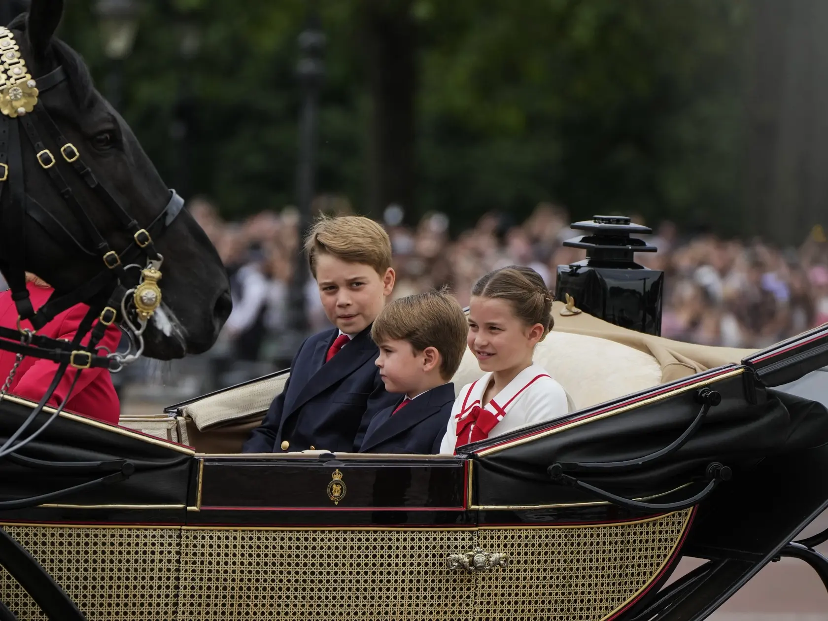 JB 11 Londýn - Zľava britský princ George, princ Louis a princezná Charlotte odchádzajú v koči z Buckinghamského paláca na vojenskú prehliadku Trooping the Colour v Londýne 17. júna 2023. Na počesť narodenín britského kráľa Karola III. sa v centre Londýna uskutoční vojenská prehliadka Trooping the Colour. Koná sa tradične v júni; narodeniny má Karol III. až 14. novembra. FOTO TASR/AP
 
From left: Prince George, Prince Louis and Princess Charlotte leave Buckingham Palace to take part in the Troop