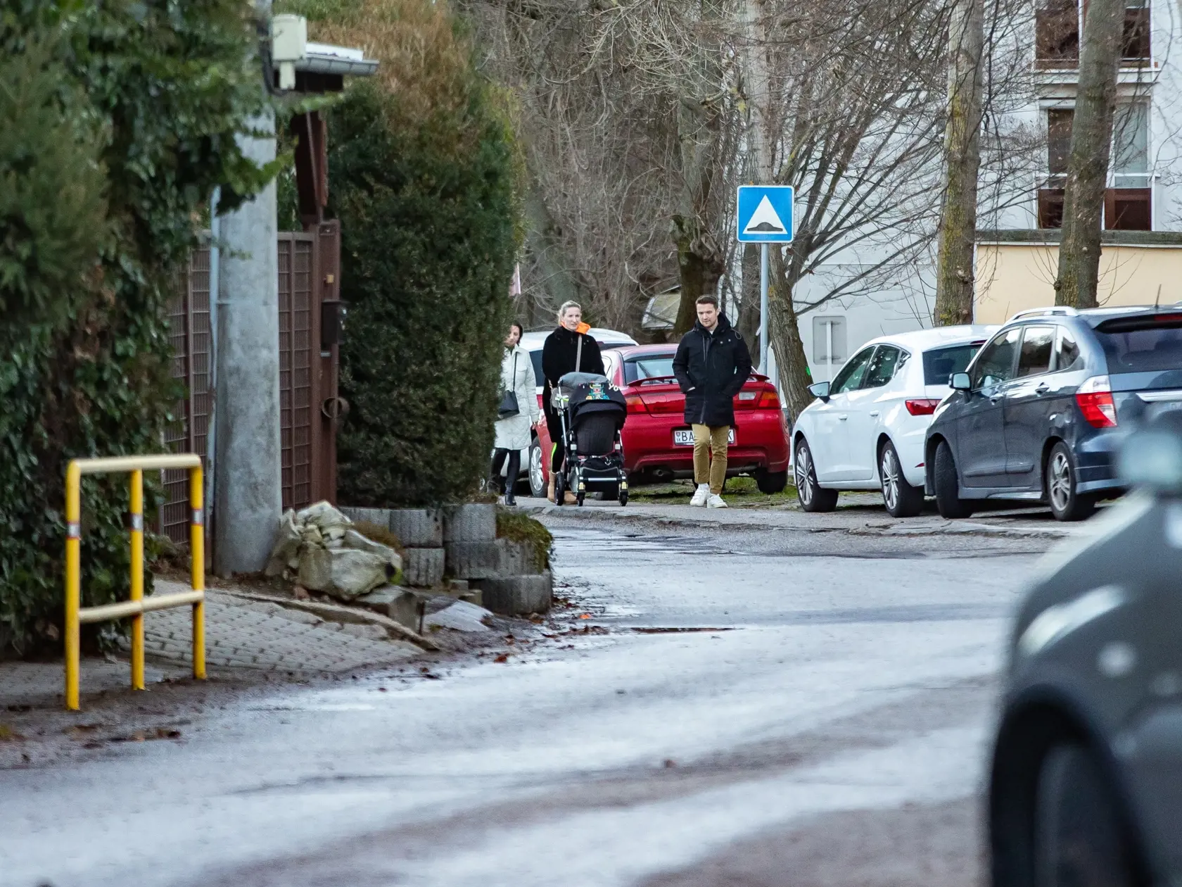 Manželia sa po obede vybrali na prechádzku. Kočík najprv tlačila Adela.