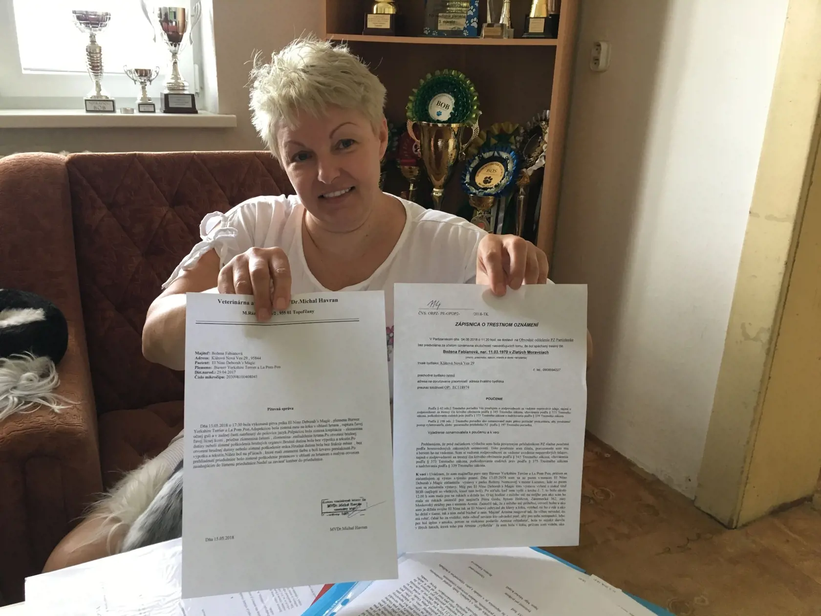 „Tu mám pitevnú správu môjho El Nina a tiež trestné oznámenie na majiteľa psa, ktorý na nás zaútočil,“ ukazuje Božena dva pre ňu dôležité dokumenty.