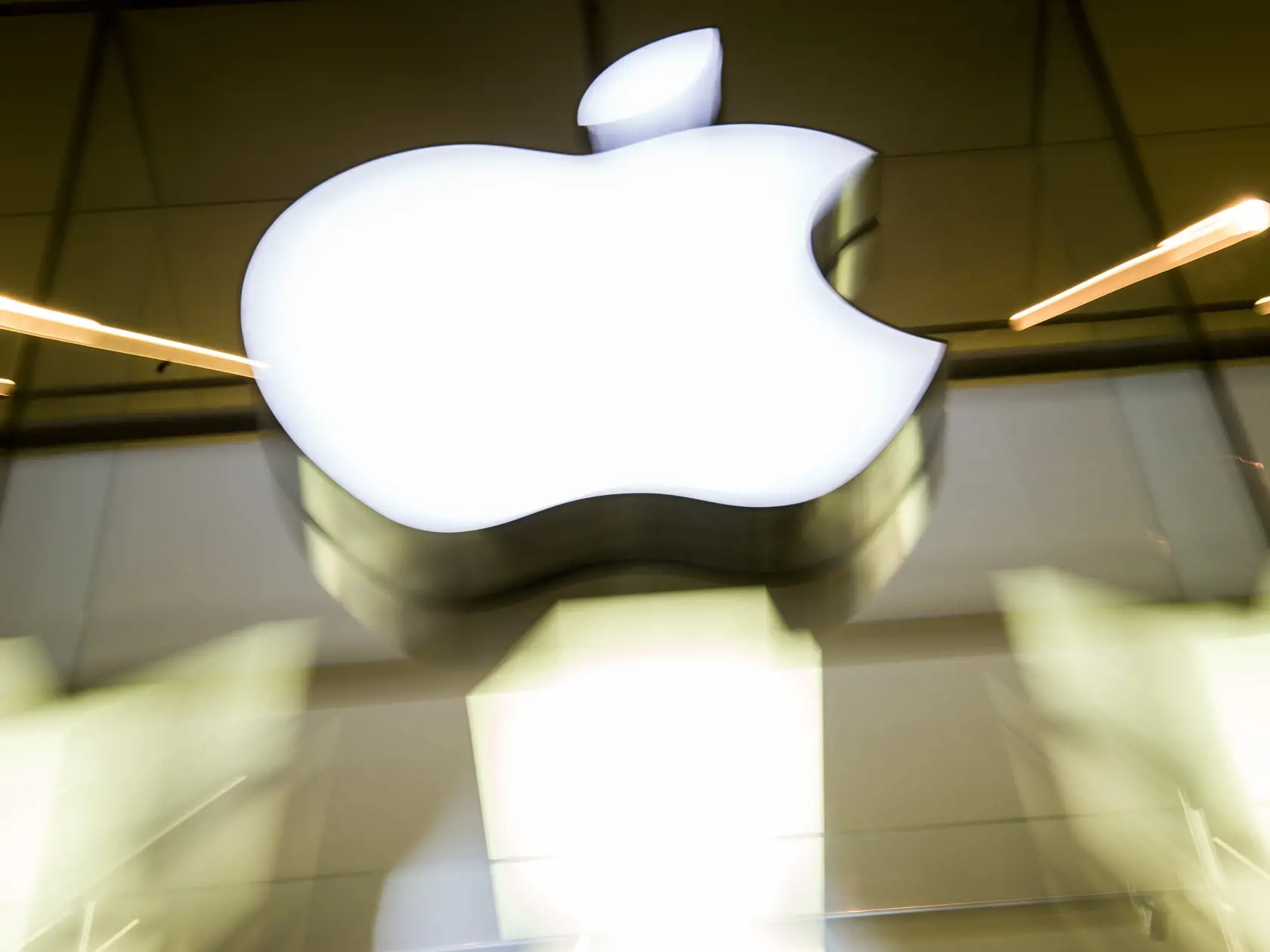 Predajcovia elektroniky v Rusku hlásia, že zásoby produktov od firiem Apple či Samsung postačia len na dva či tri mesiace.