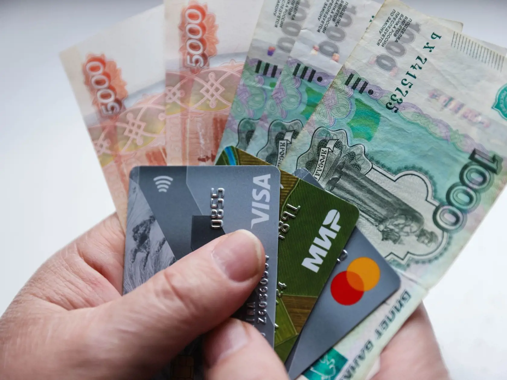 Po tom, čo sa MasterCard a Visa pridali k bojkotu ruskej invázie karty týchto spoločností prestali v krajine fungovať.