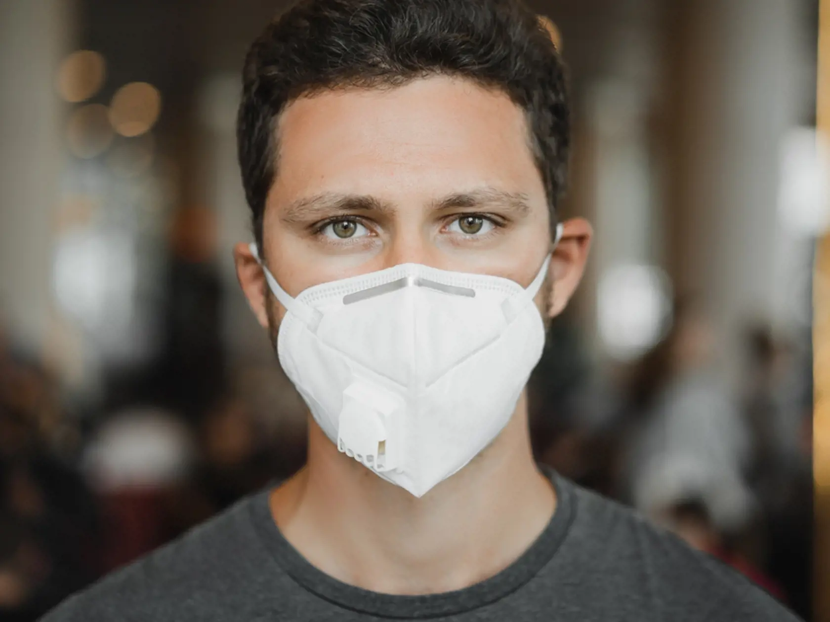 Dôležitý je predovšetkým v interiéroch s vysokou hustotou ľudí. Respirátor znižuje virálnu nálož, s ktorou sa stretnete. Noste ho aj v exteriéri, ak ste v tesnom kontakte s ľuďmi ako napríklad na zastávke autobusu či na preplnenej ulici.