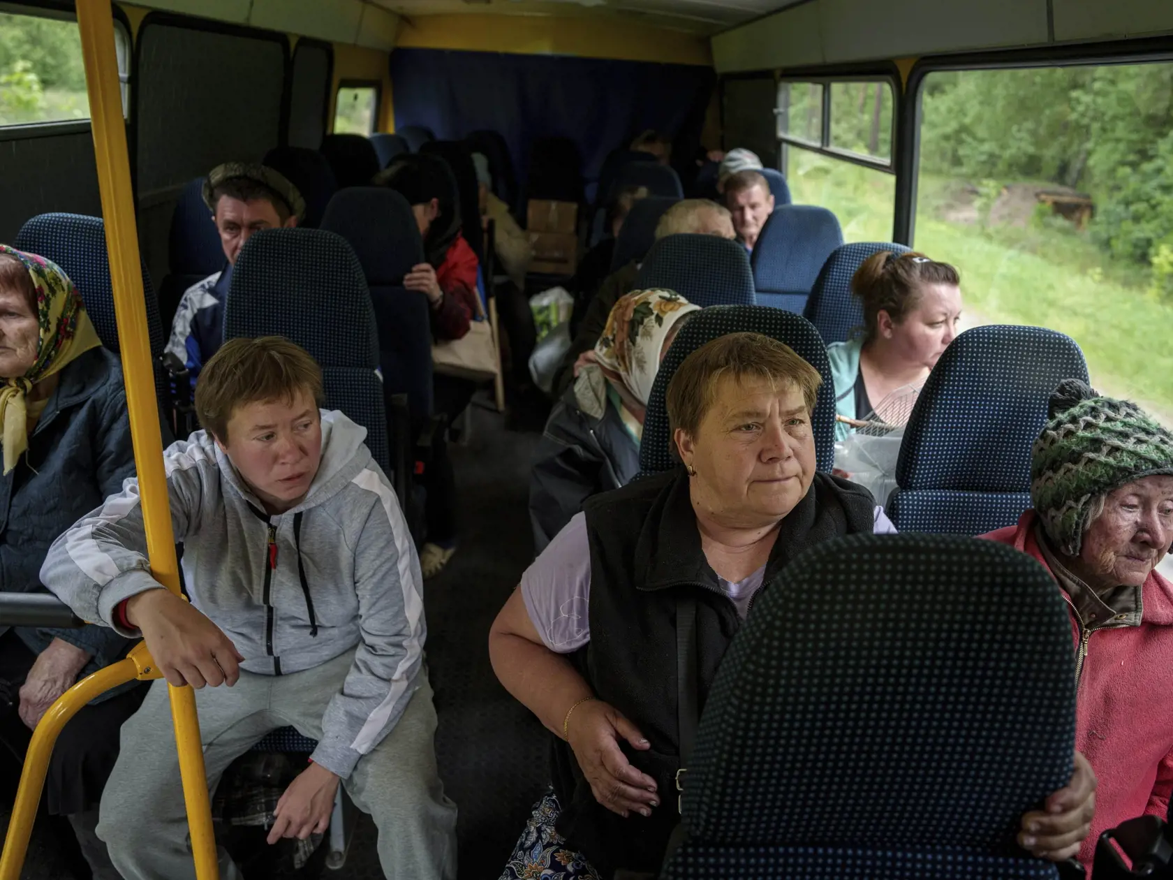 Na snímke sedia v autobuse po evakuácii z mesta Vovčansk v Charkovskej oblasti 11. mája 2024.