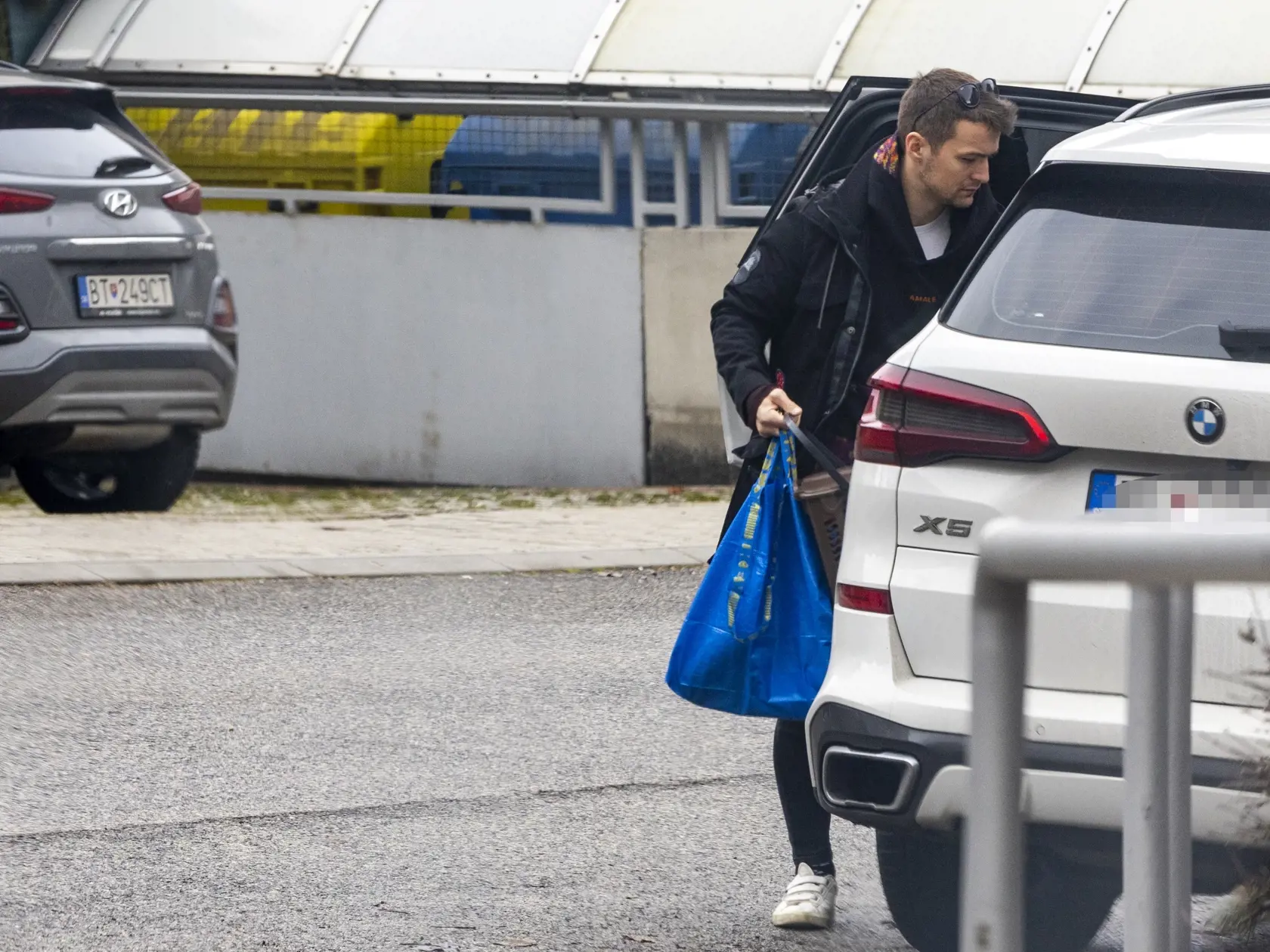 Na snímke je Viktor Vincze pred svojím bytom. 