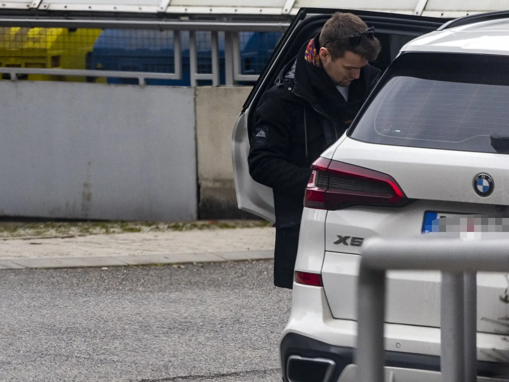Na snímke je Viktor Vincze pred svojím bytom. 