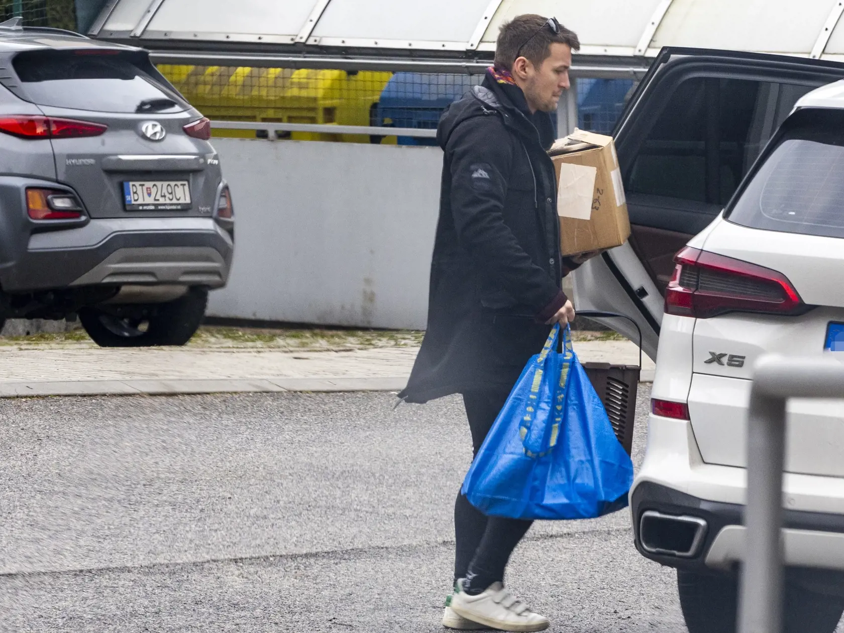 Na snímke je Viktor Vincze pred svojím bytom. 