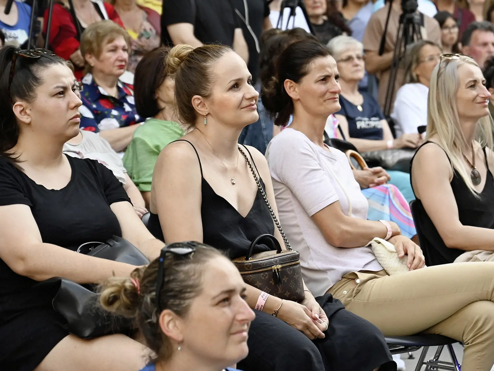 Poctu Danovi prišli v Trnave vzdať mnohé známe mená. Na pódiu vystúpila Jana Kirschner či Braňo Jobus a v hľadisku sedel Roman Pomajbo a tiež Zuzana Kubovčíková Šebová.