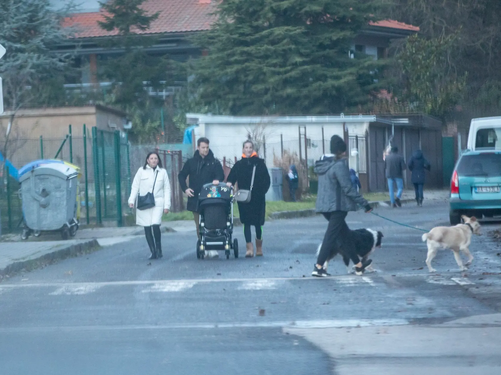 Manželia sa po obede vybrali na prechádzku do okolia neďaleko ich domu. Na snímke sú Adela Vinczeová, Viktor Vincze a ich adoptované dieťa.
