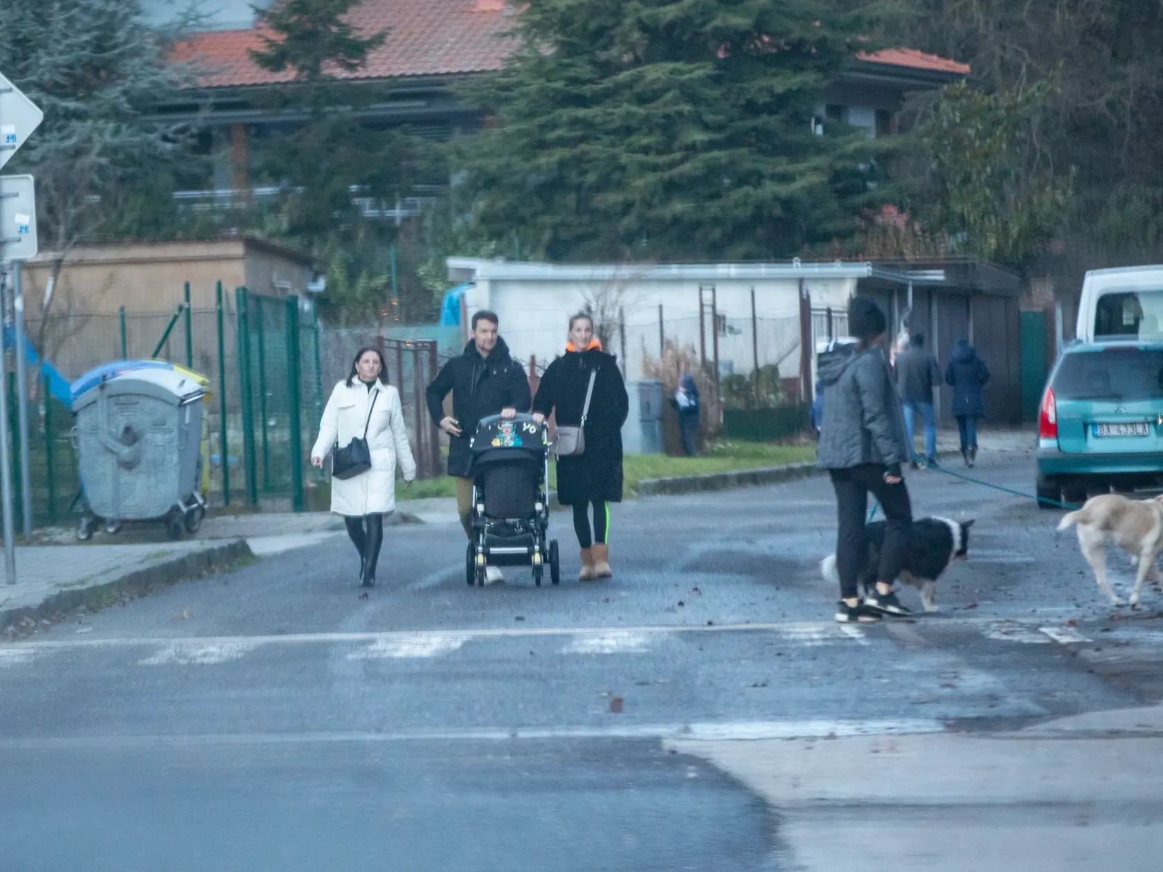 Manželia sa po obede vybrali na prechádzku do okolia neďaleko ich domu. Na snímke sú Adela Vinczeová, Viktor Vincze a ich adoptované dieťa.
