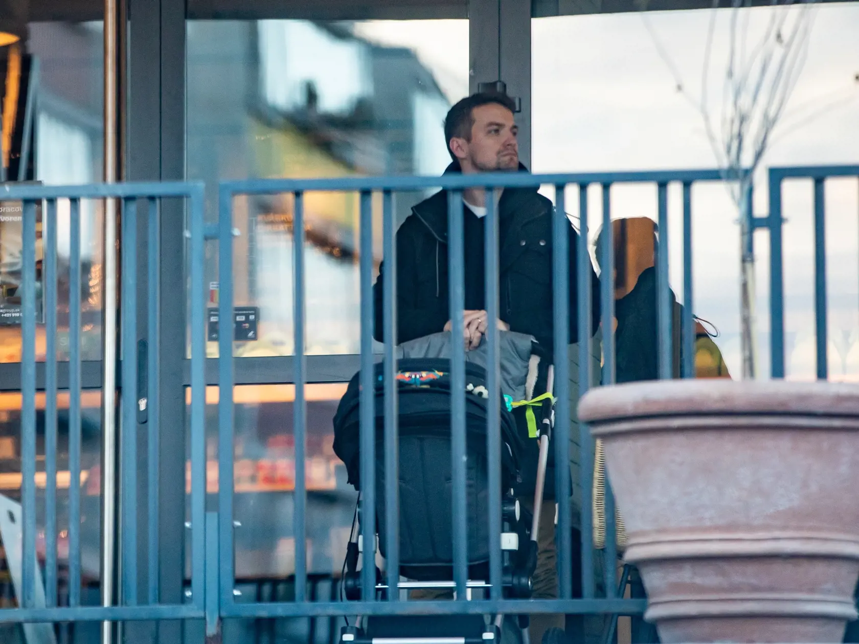 Deň po prevalení životnej novinky u Vinczeovcov sa nám manželov podarilo zachytiť, ako si vychutnávajú obed v známej reštaurácii neďaleko ich bydliska. A nechýbalo ani ich malé dieťatko. Na snímke je Viktor Vincze.