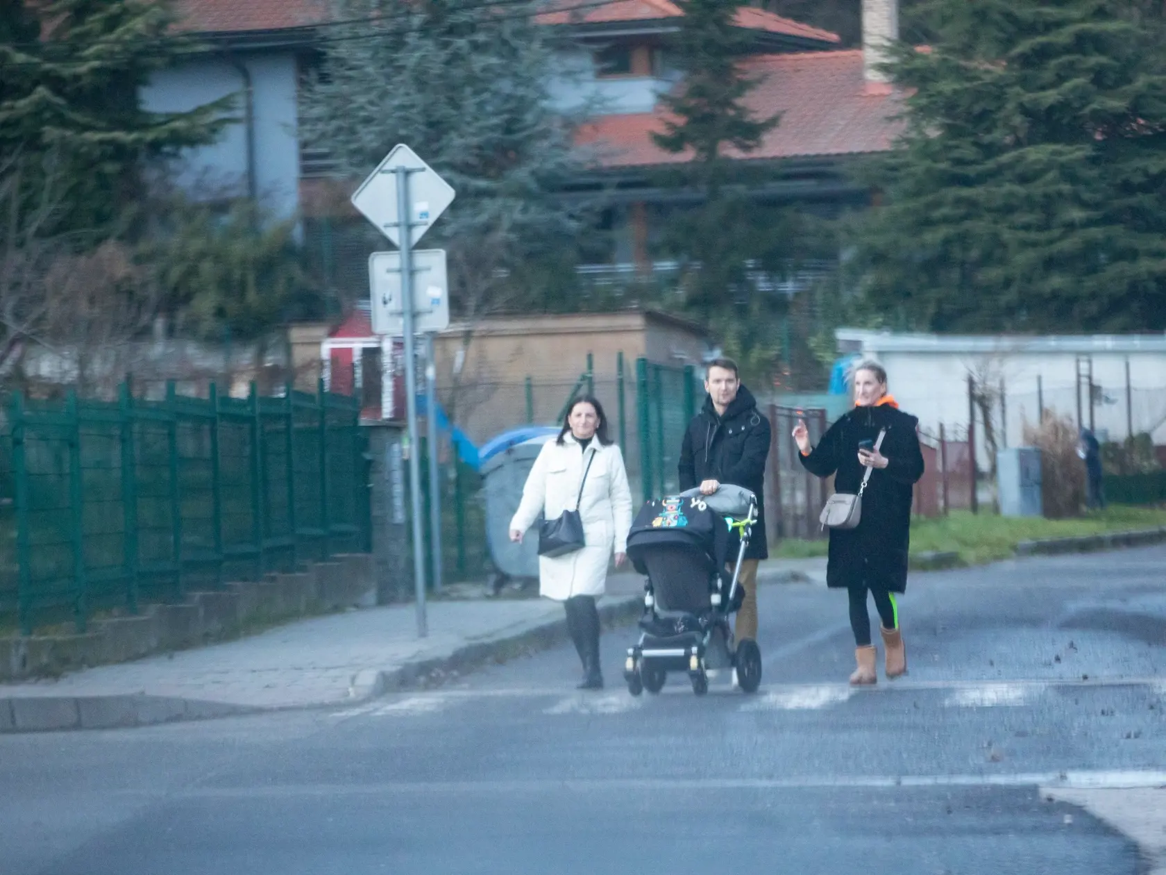 Manželia sa po obede vybrali na prechádzku do okolia neďaleko ich domu. Na snímke sú Adela Vinczeová, Viktor Vincze a ich adoptované dieťa.
