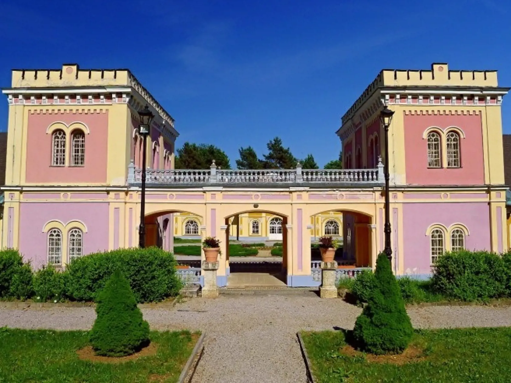 11. Kaštieľ a park v Hodkovciach