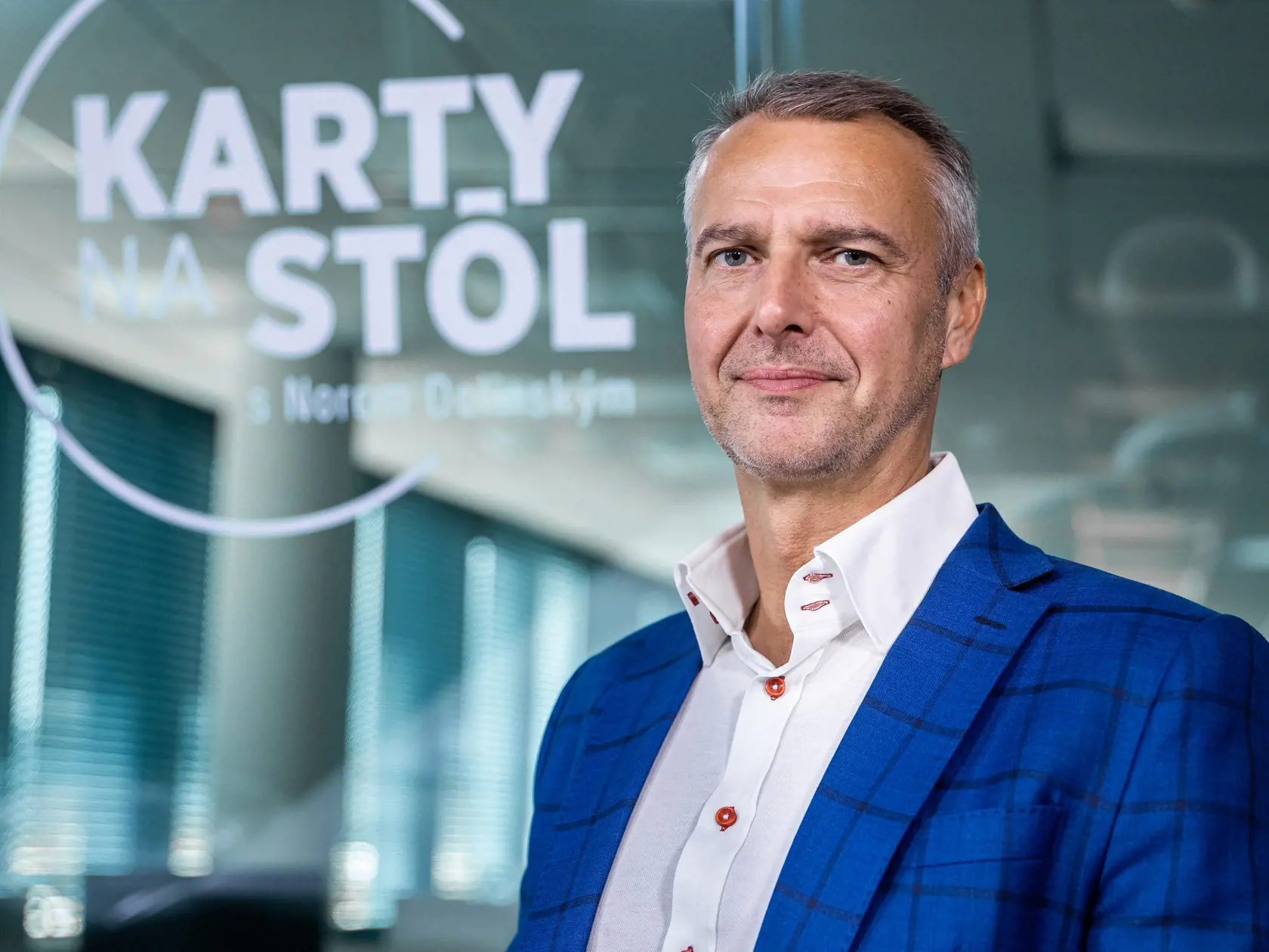 Raši si podal Trnku: "Po mesiacoch klamstiev a zľahčovania počas kampane sa ukázalo, že košického župana jeho kauzy dobiehajú. Machinácie vo verejnom obstarávaní pri predraženom nákupe teplomerov, tatroviek, netransparentné obstarávania opráv ciest, či účelové nákupy pozemkov, ktoré župa predtým predala, nemohli zostať bez povšimnutia polície."