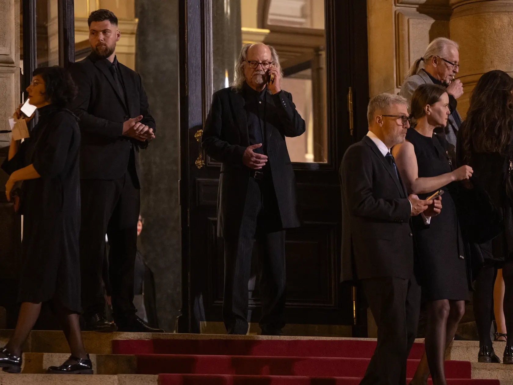 Rozlúčková párty na počesť zosnulého Jiřího Bartošku, legendárneho českého herca a prezidenta filmového festivalu v Karlových Varoch v pražskom Rudolfíne. 