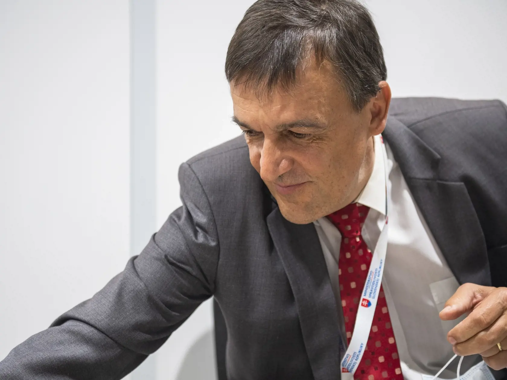 Na snímke kandidát na predsedu Špecializovaného trestného súdu (ŠTS), sudca Ján Hrubala čaká na vypočutie pred výberovým konaním na post predsedu ŠTS v Bratislave 3. augusta 2020. FOTO TASR - Jaroslav Novák