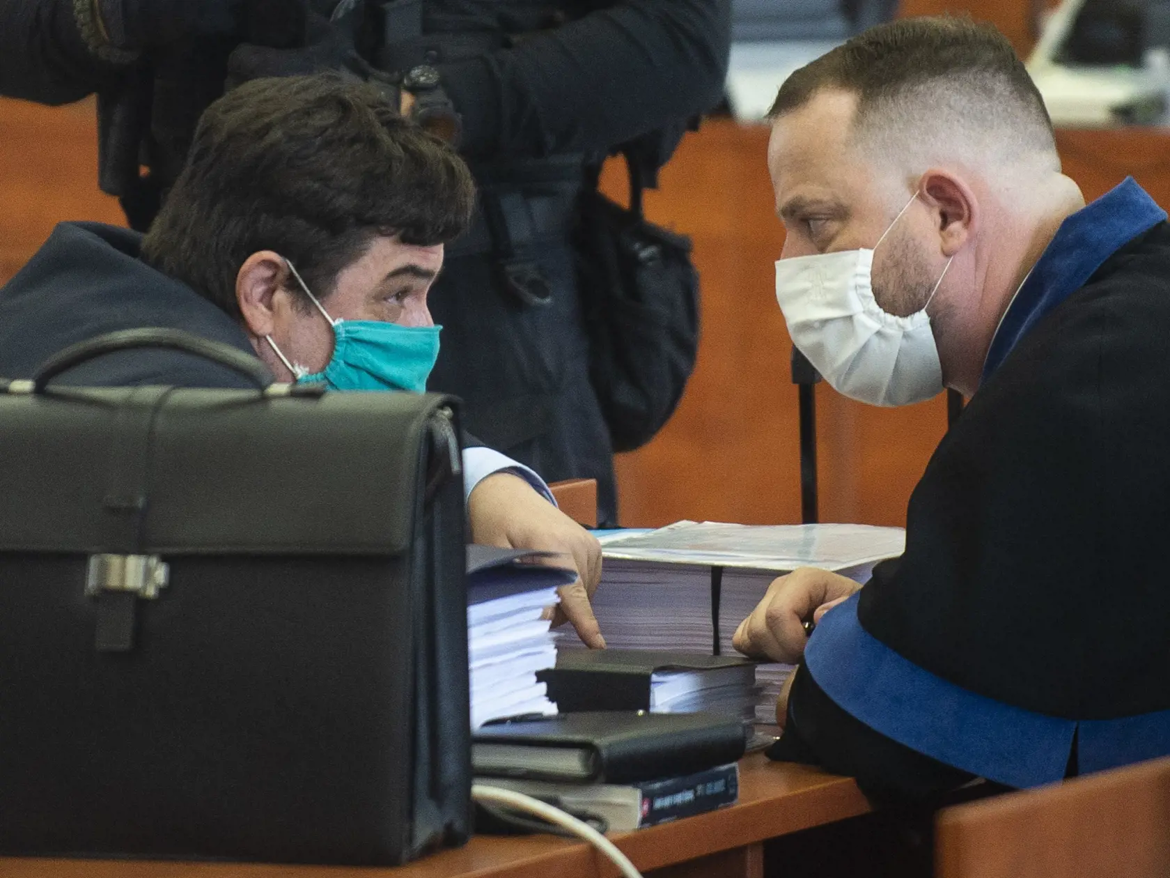 Na snímke vľavo obžalovaný Marian K. a vpravo jeho advokát Marek Para počas pojednávania v kauze vraždy novinára Jána Kuciaka na Špecializovanom trestnom súde v Pezinku 17. júna 2020. FOTO TASR – Jakub Kotian