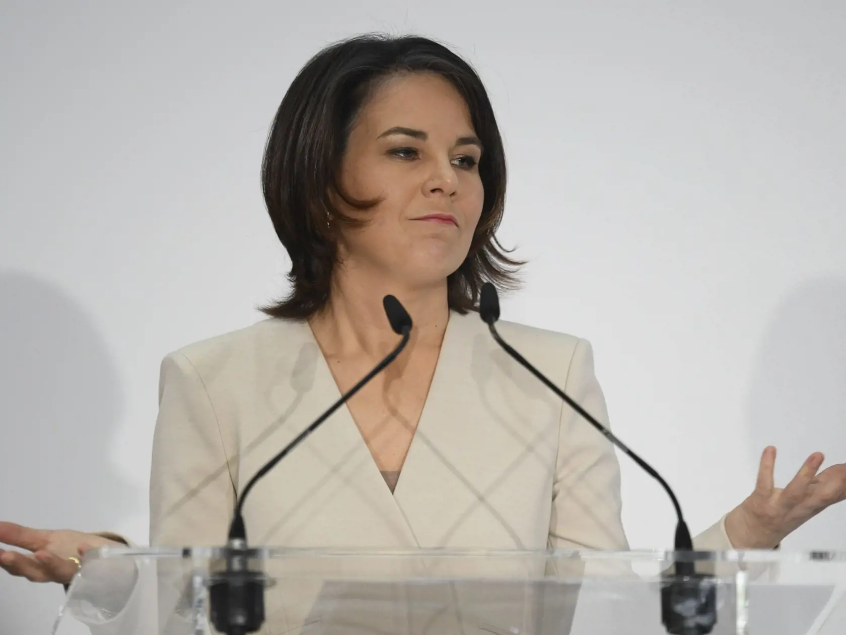 "(Putin) však očividne nepočúva môjho kancelára ani iných medzinárodných partnerov," dodala Baerbocková s tým, že ľudia z Putinovho blízkeho okruhu sa mu zrejme neodvážili povedať pravdu o vývoji bojov na Ukrajine a najmä o tom, že jeho jednotky nie sú ani zďaleka také úspešné.