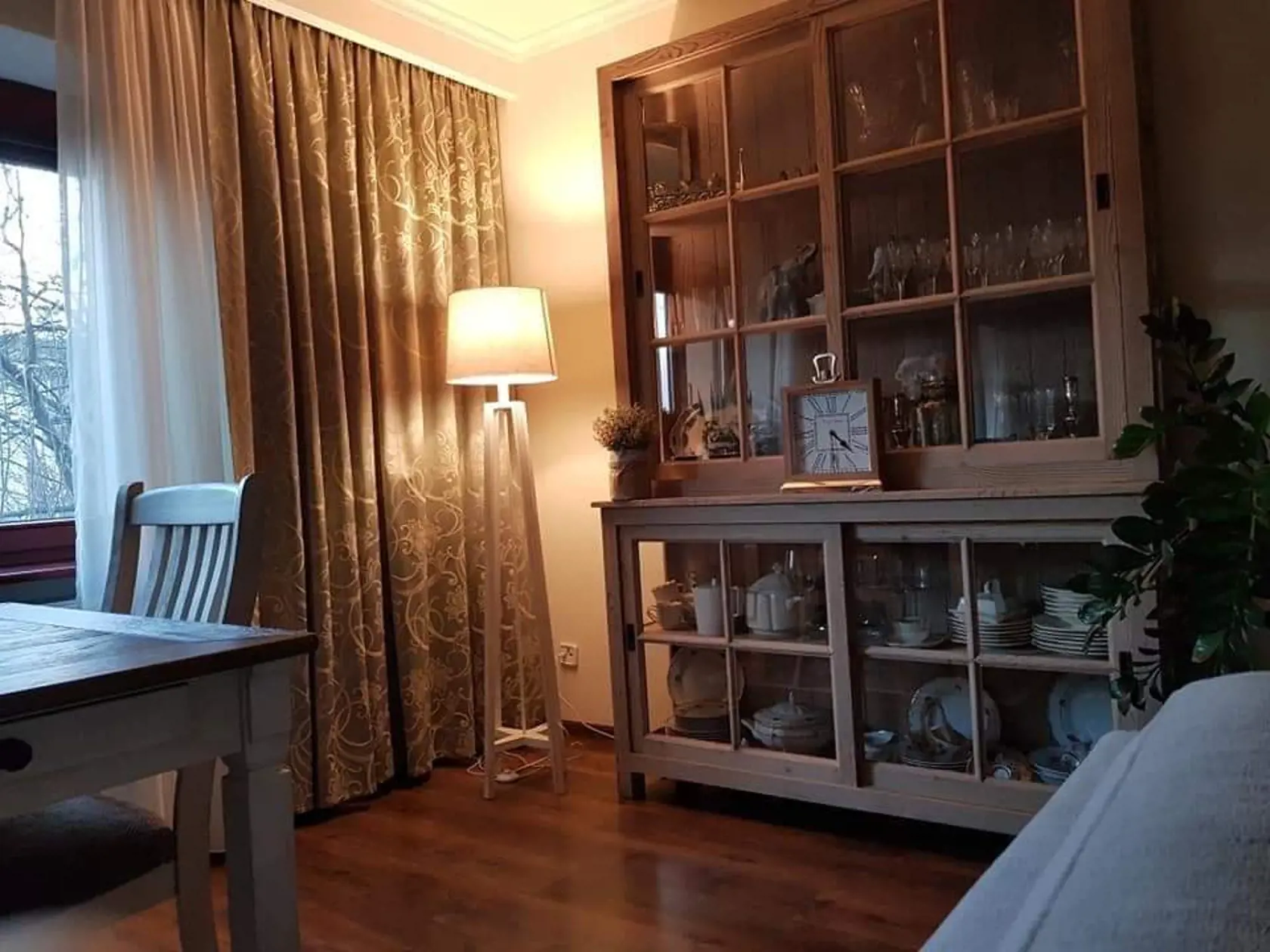 Vitrínu z prírodného dreva zdobí u A. Mačingovej vo vidieckom dome keramika.