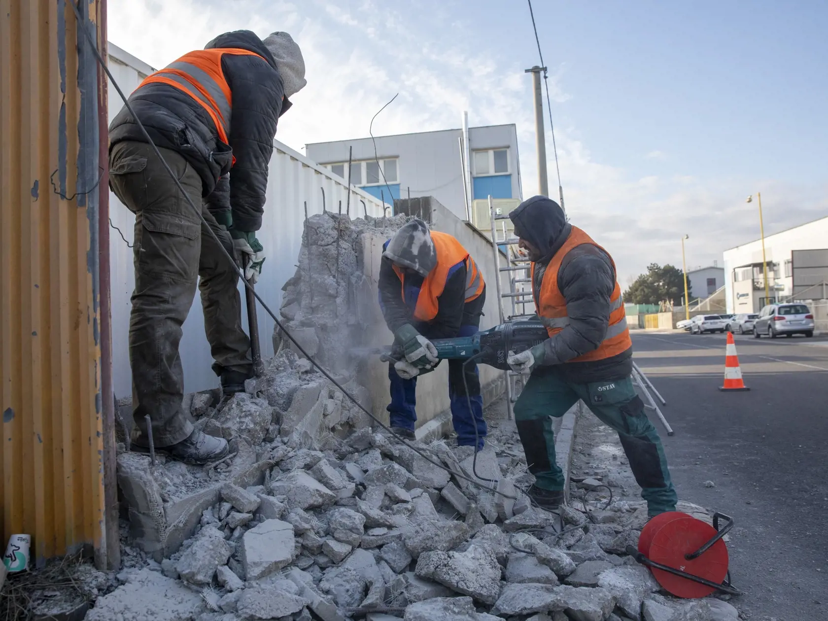  Na snímke sú robotníci, stavbári praculúci v zime.