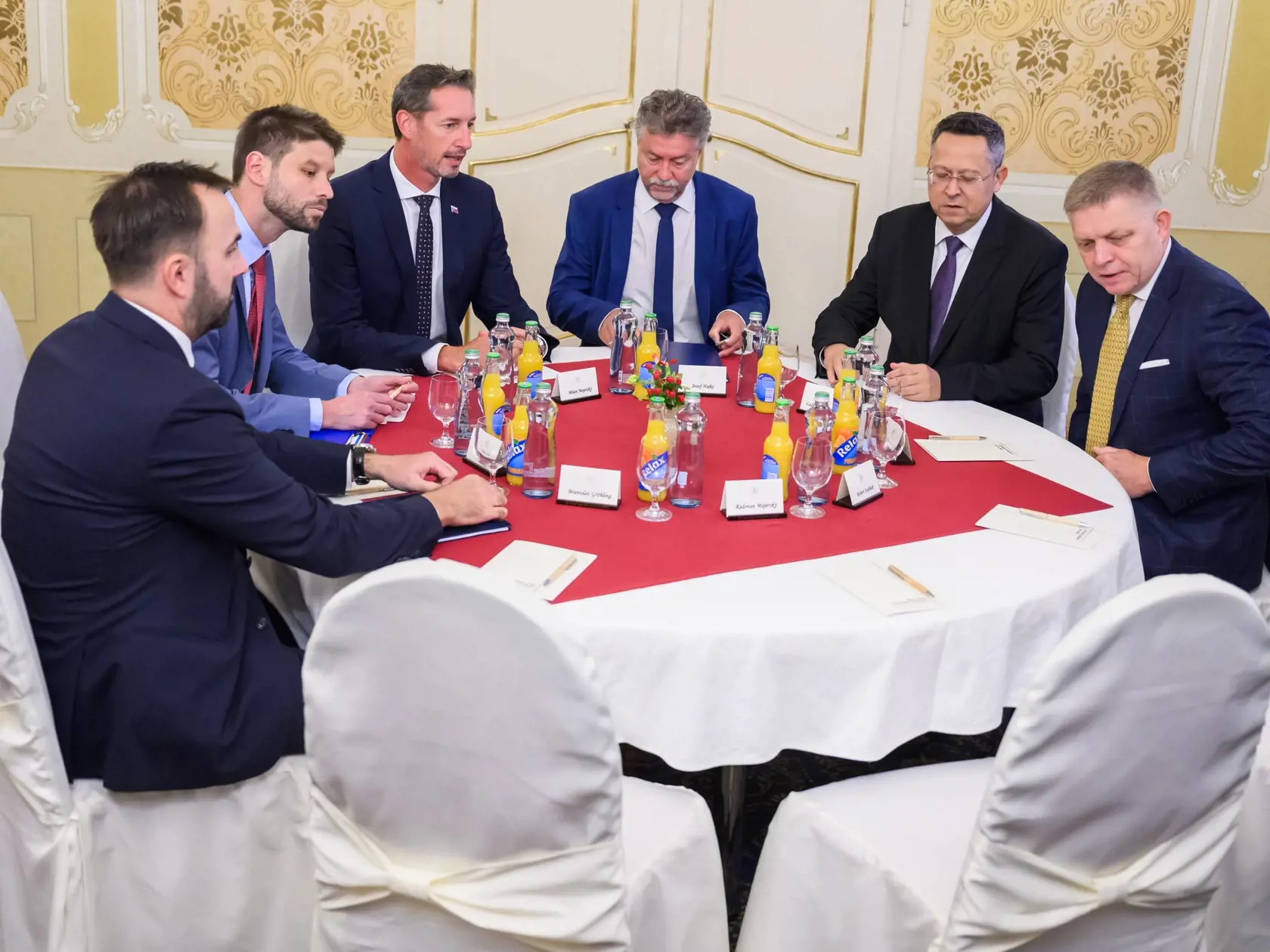 Na snímke zľava člen predsedníctva Progresívneho Slovenska (PS), poslanec NR SR a expert na verejné financie Štefan Kišš, predseda PS Michal Šimečka, predseda KDH Milan Majerský, člen predsedníctva KDH, poslanec NR SR a ekonomický expert Jozef Hajko, minister financií SR Ladislav Kamenický (Smer-SD), predseda vlády SR Robert Fico (Smer-SD) počas rokovania premiéra Roberta Fica s predsedami opozície a predstaviteľmi Ministerstva financií SR o konsolidácii na Úrade vlády SR v Bratislave v utorok 2