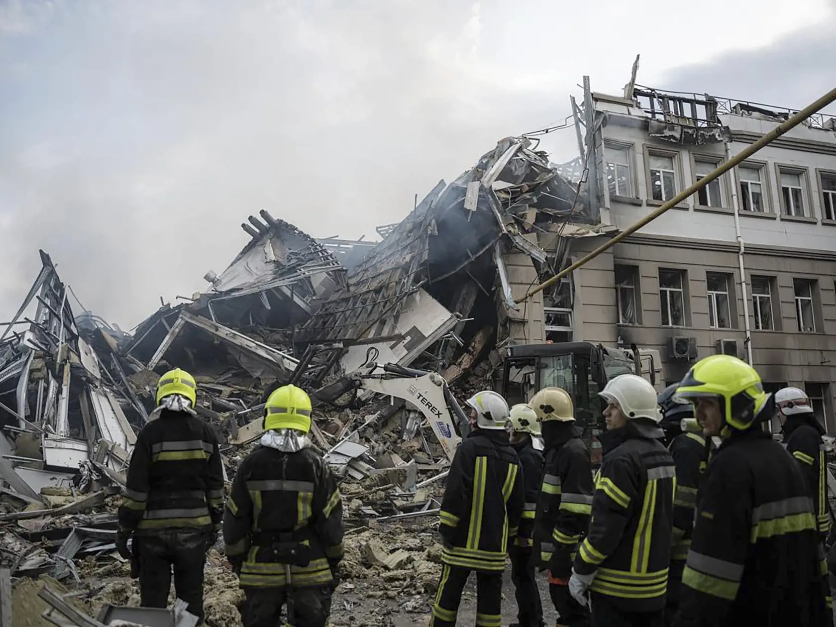 Hasiči pracujú na mieste zničenej budovy po ruskom raketovom útoku v ukrajinskej Odese 20. júla 2023.