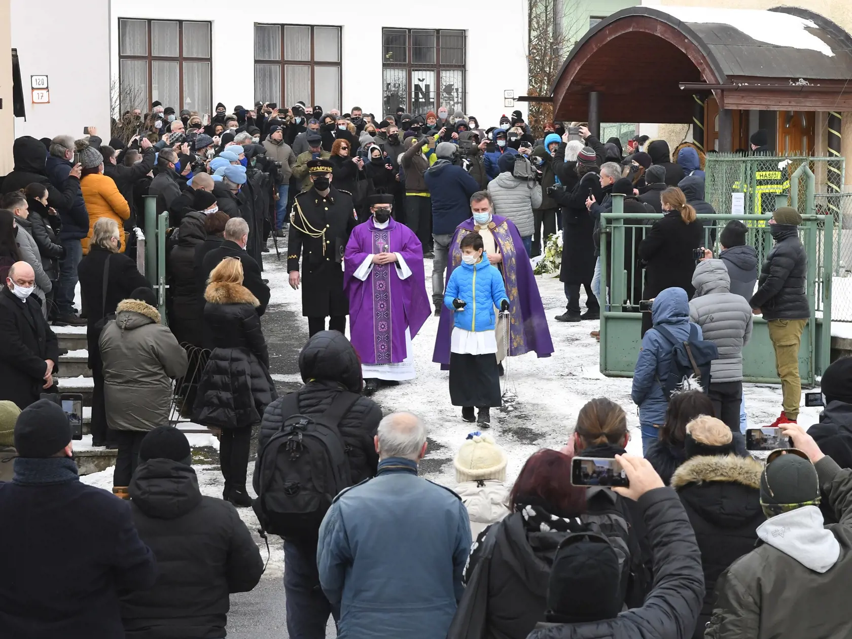 Z pohrebu Milana Lučanského, bývalého prezidenta Policajného zboru SR, ktorý sa konal v obci Štrba, okres Poprad v piatok 8. januára 2021. Bývalý policajný prezident Lučanský zomrel 30. decembra 2020 po tom, ako sa deň predtým vo väzbe pokúsil o samovraždu. FOTO TASR – Milan Kapusta
