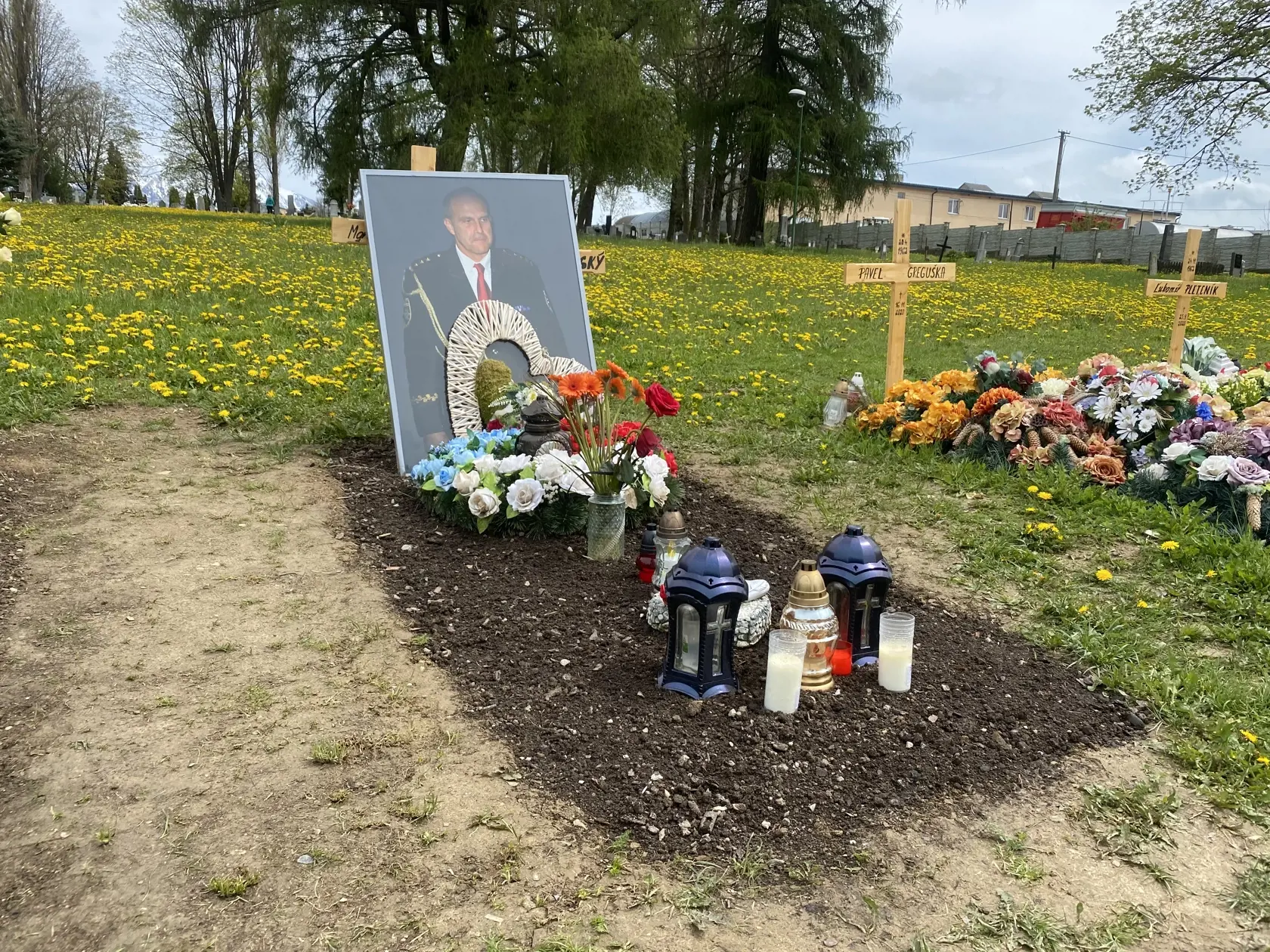Hrob rodiny Lučanských, v ktorom bol pochovaný 8. januára 2021 aj Milan Lučanský. Vložili ho do jedného hrobu k jeho zosnulému otcovi, ktorého pochovali vlani v jeseni. Teraz telesné ostatky bývalého policajného prezidenta rodina - manželka a deti - premiestnila na Národný cintorín v Martine.