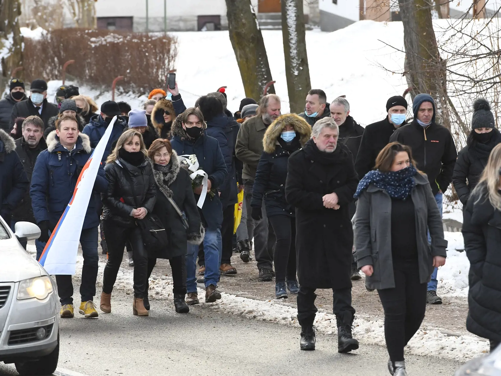 Z pohrebu Milana Lučanského, bývalého prezidenta Policajného zboru SR, ktorý sa konal v obci Štrba, okres Poprad v piatok 8. januára 2021. Bývalý policajný prezident Lučanský zomrel 30. decembra 2020 po tom, ako sa deň predtým vo väzbe pokúsil o samovraždu. FOTO TASR – Milan Kapusta
