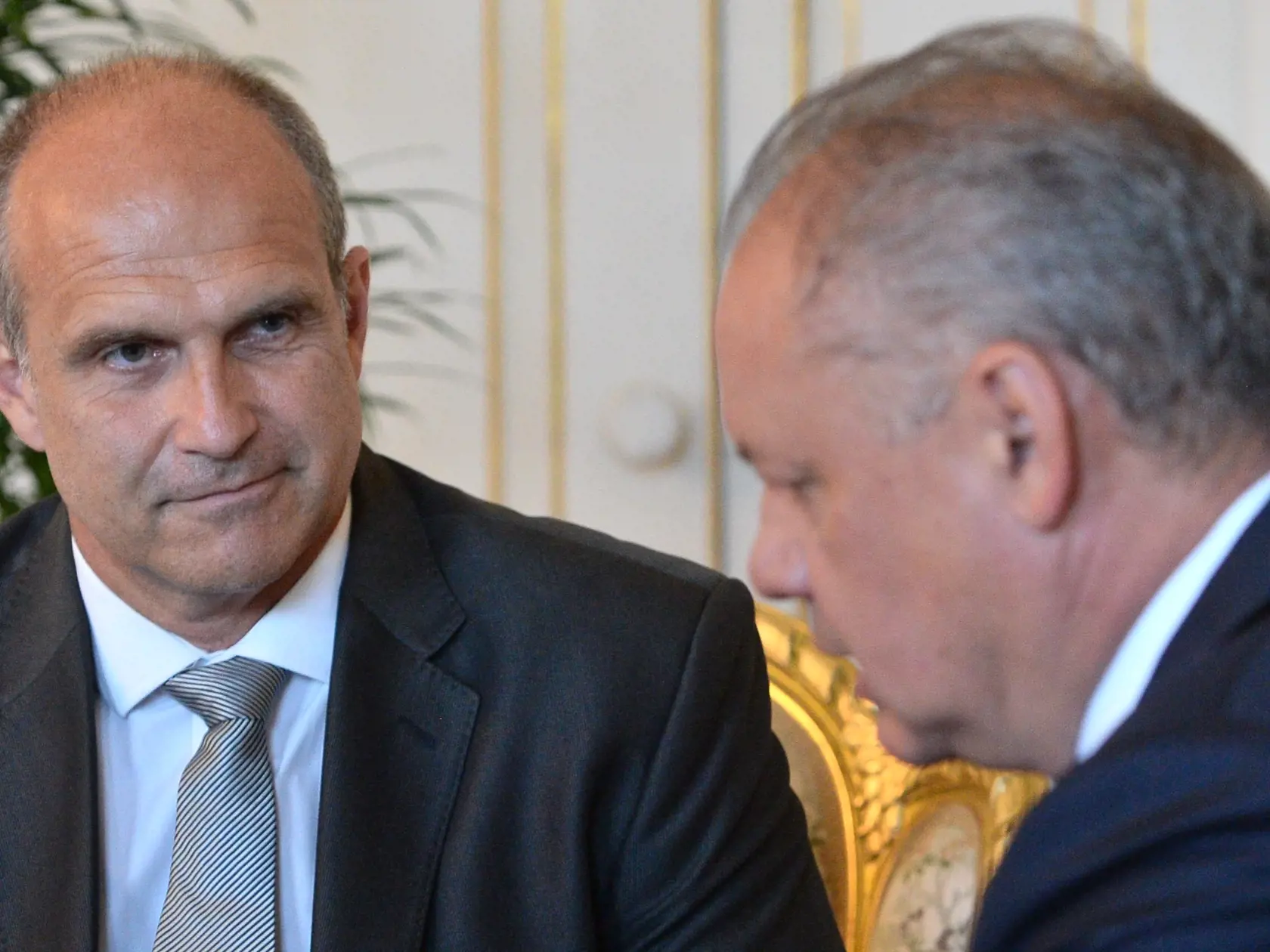 Na snímke prezident SR Andrej Kiska (vpravo) a prezident Policajného zboru SR Milan Lučanský (vľavo) počas stretnutia v Prezidentskom paláci 31. júla 2018 v Bratislave. FOTO TASR - Martin Baumann