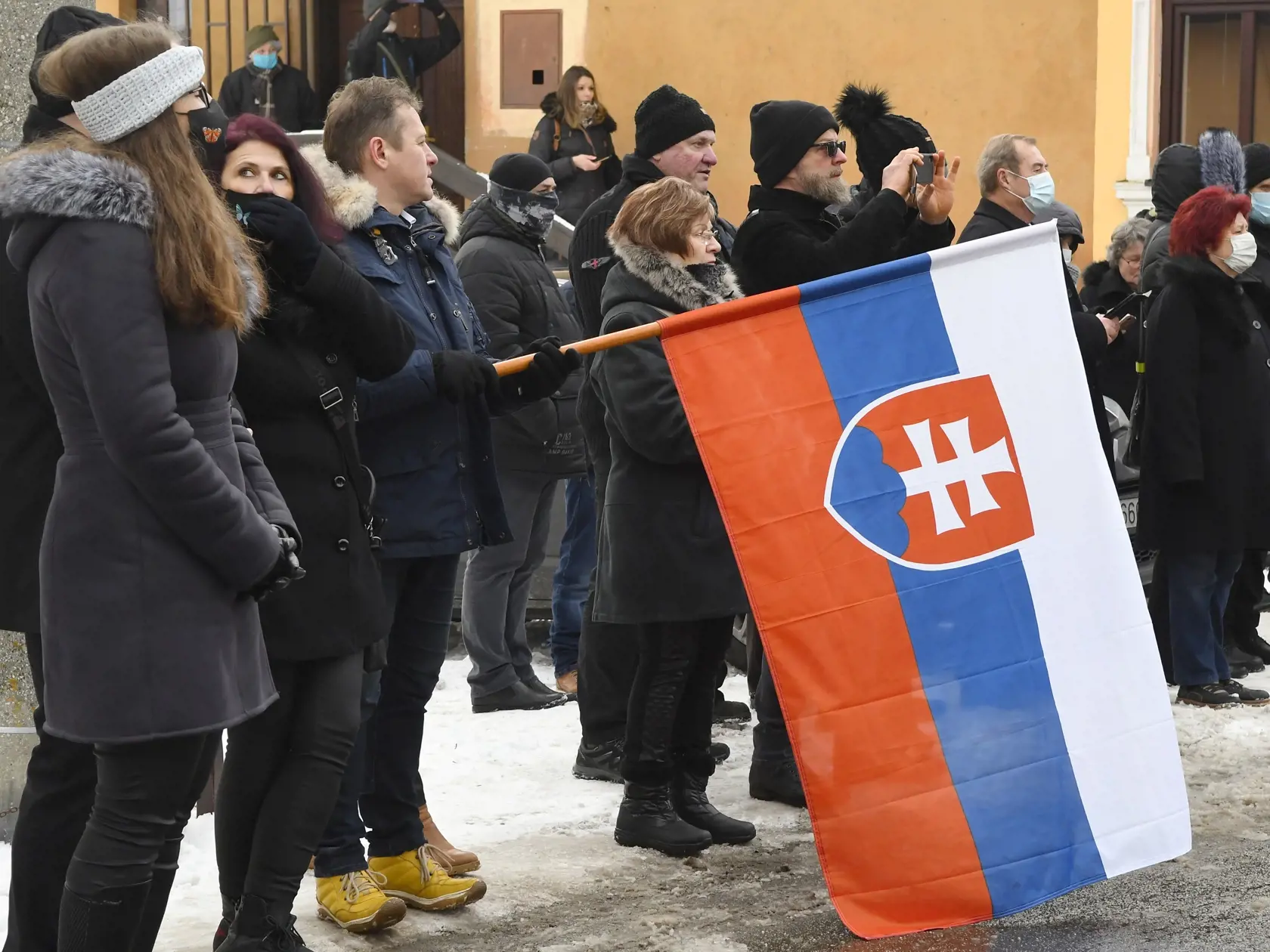 Z pohrebu Milana Lučanského, bývalého prezidenta Policajného zboru SR, ktorý sa konal v obci Štrba, okres Poprad v piatok 8. januára 2021. Bývalý policajný prezident Lučanský zomrel 30. decembra 2020 po tom, ako sa deň predtým vo väzbe pokúsil o samovraždu. FOTO TASR – Milan Kapusta

